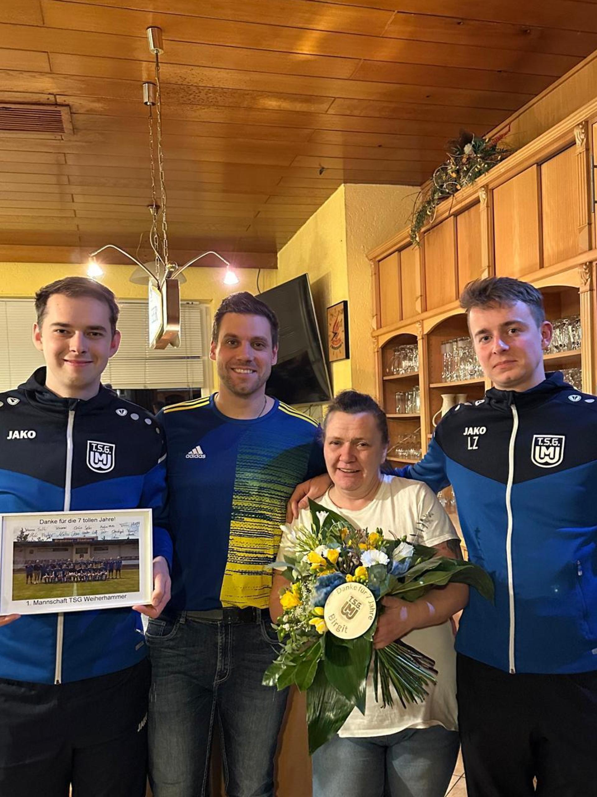 Die langjährige Wirtin der TSG Sportgaststätte wurde vom Verein und einigen Stammgästen verabschiedet. (Bild: Yannic Schimmer)