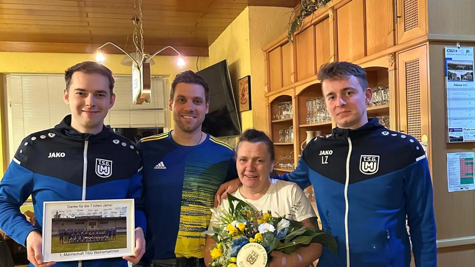 Die langjährige Wirtin der TSG Sportgaststätte wurde vom Verein und einigen Stammgästen verabschiedet. (Bild: Yannic Schimmer)