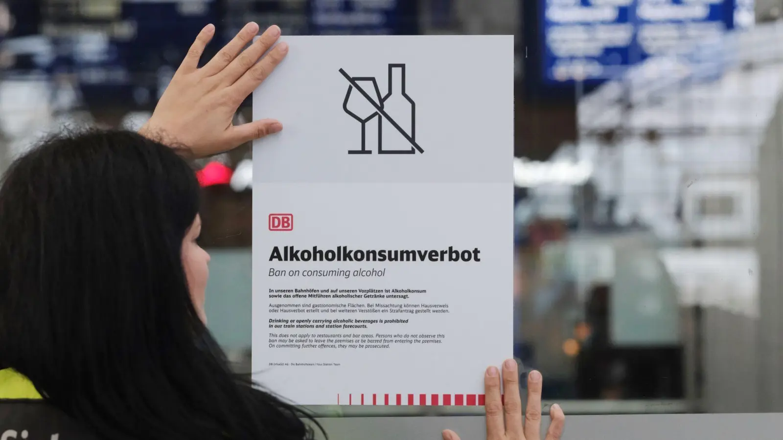 Alkoholkonsumverbot - so nennt die Deutsche Bahn die neue Regel, die ab Donnerstag an 5.700 Bahnhöfen deutschlandweit gilt. (Archivbild) (Bild: Sebastian Willnow/ dpa/dpa)