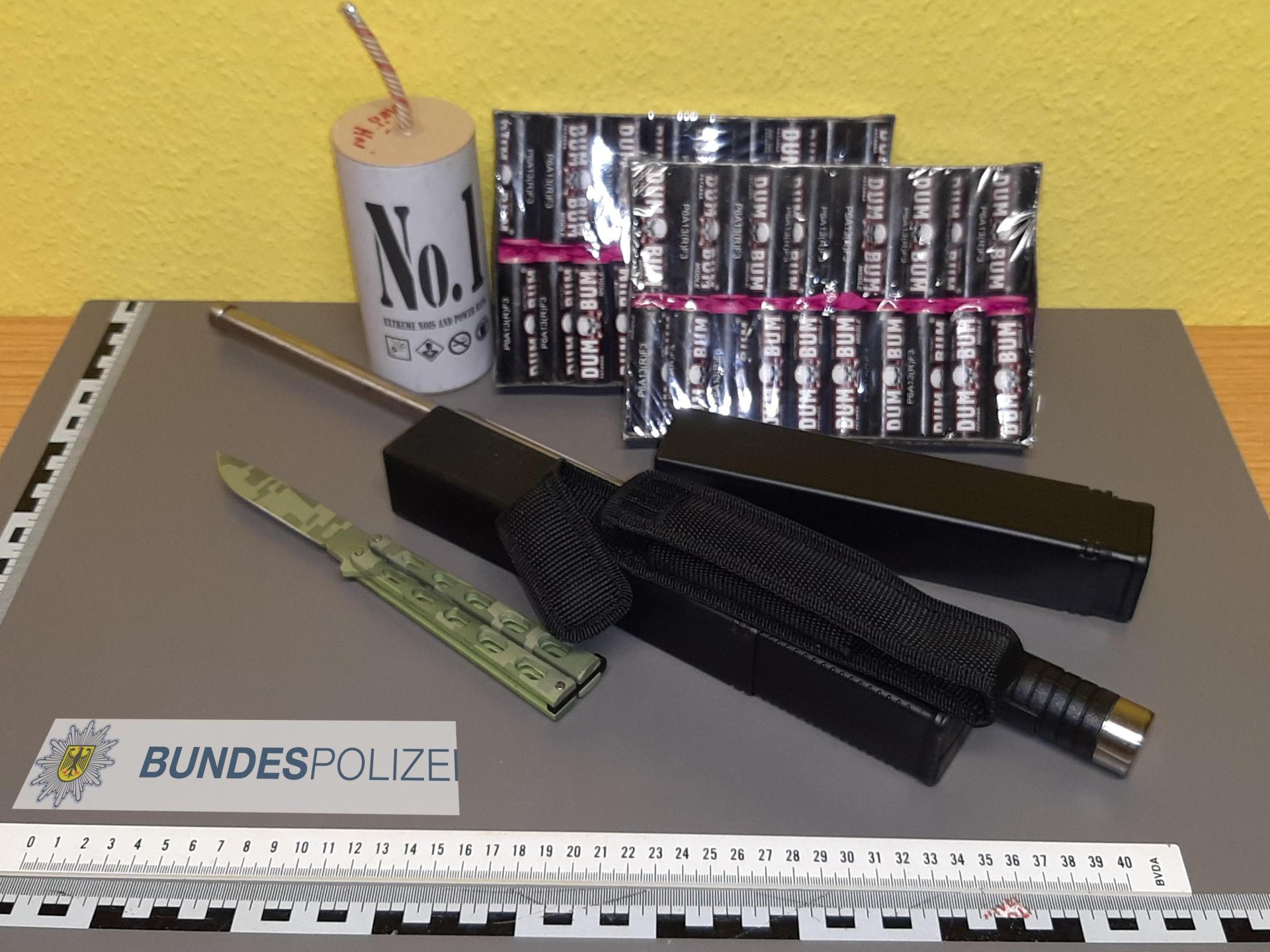 Ein 20-jähriger Deutscher deckte sich neben illegalen Böllern (No. 1 ist einer der größten und stärksten Kracher überhaupt) noch mit einem Butterflymesser und zwei Teleskopschlagstöcken ein. Bei Waldsassen ziehen ihn Bundespolizeifahnder aus dem Verkehr. (Bild: Bundespolizeiinspektion Waidhaus)