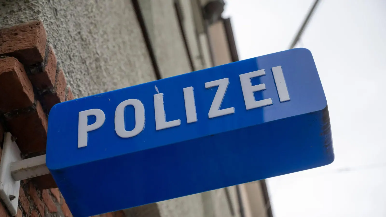 Die Polizei und ein Senior aus Altenstadt suchen nach einem Autodieb.  (Symbolbild: Peter Kneffel/dpa)