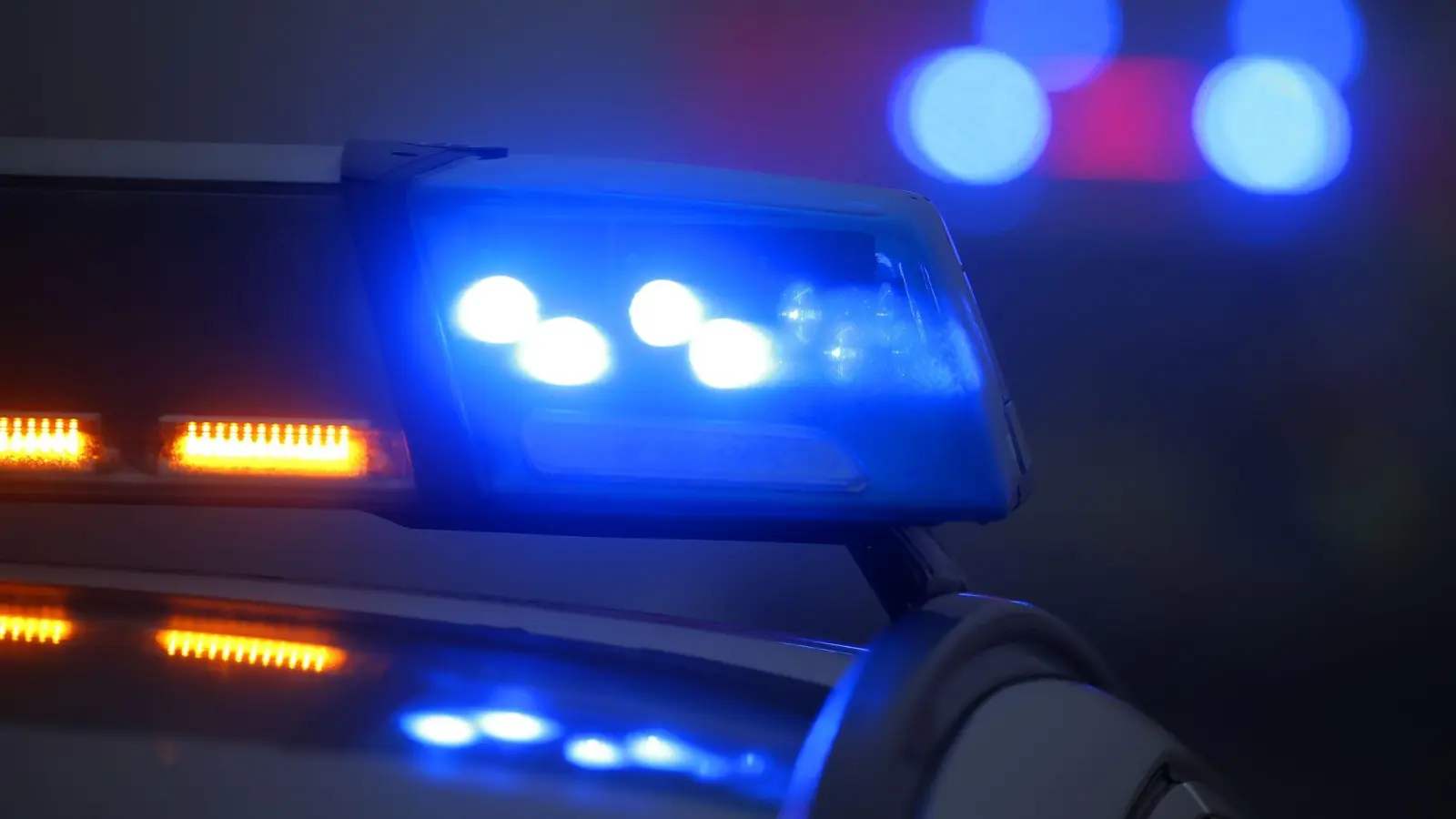 Ein 28-jähriger Autofahrer prallt bei Floß gegen einen Baum, der E-Call wird ausgelöst.  (Symbolbild: Karl-Josef Hildenbrand/dpa)