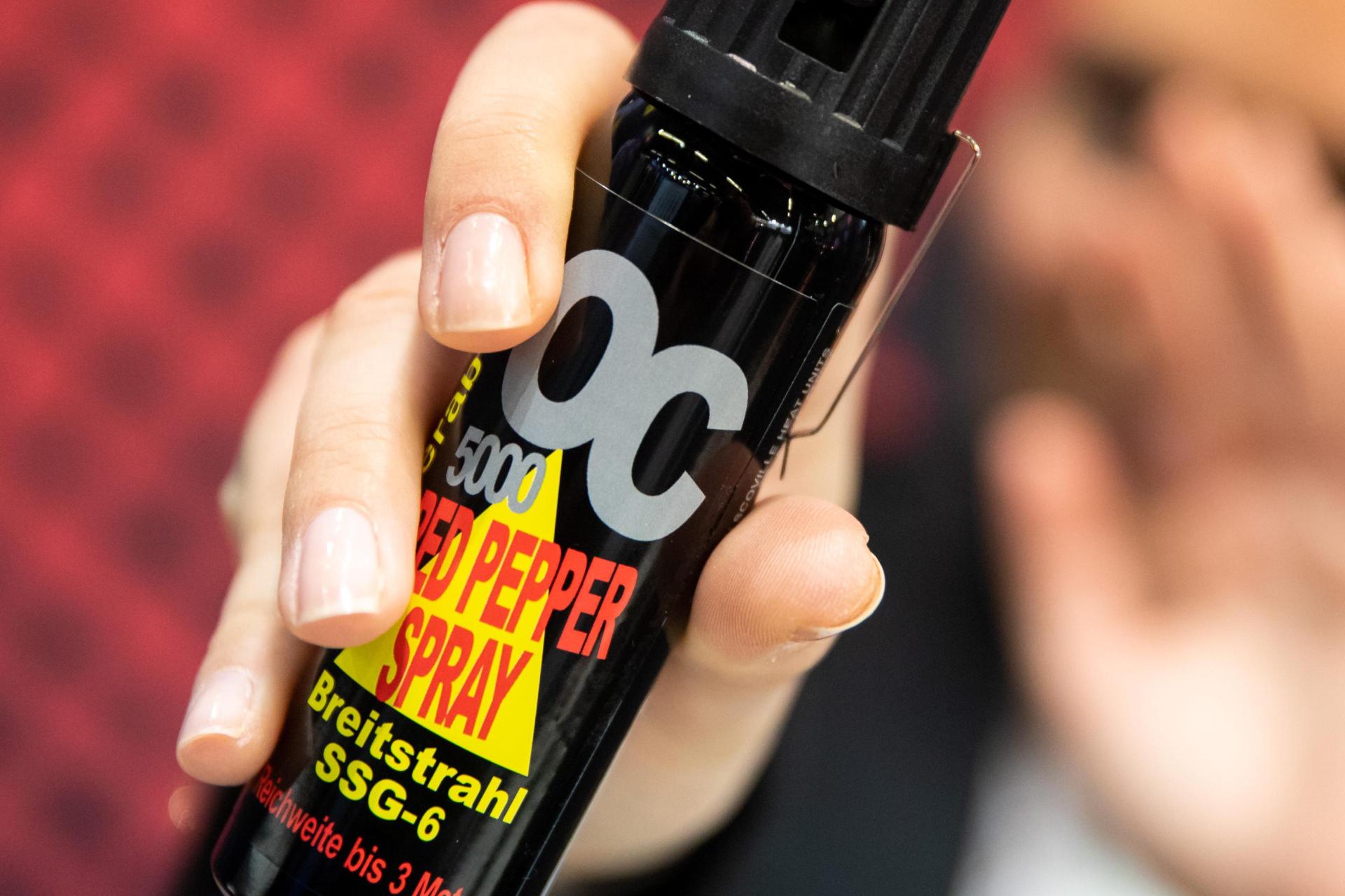 Weil er sich von einem 25-Jährigen bedroht fühlte, setzte ein Mann in Altenstadt/WN Tierabwehrspray ein. (Symbolbild: Karl-Josef Hildenbrand/dpa)