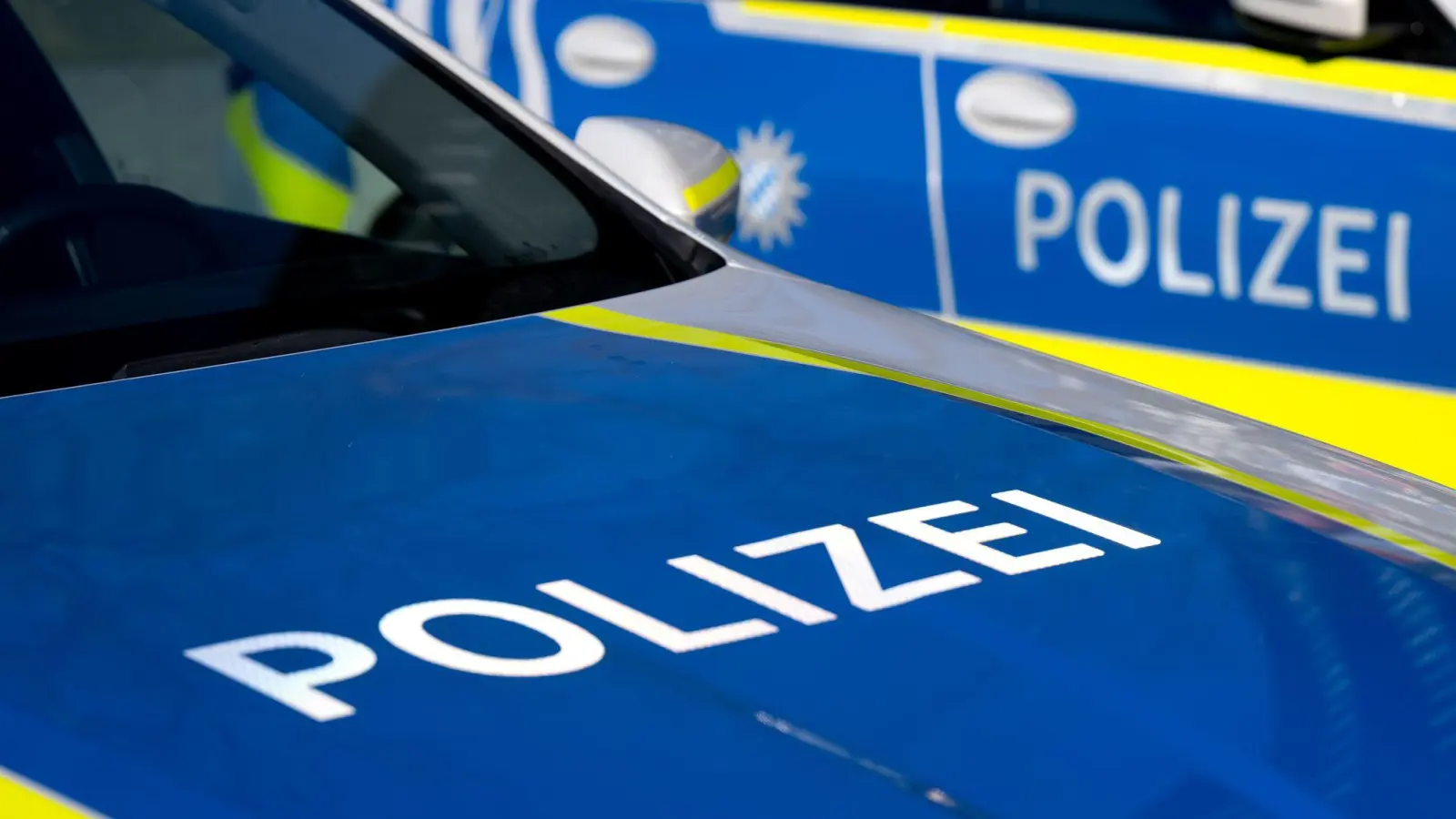 Ein 25-jähriger Fahrer flüchtet in Weiden vor einer Verkehrskontrolle und verursacht einen Unfall. Die Polizei ermittelt. (Symbolbild: Sven Hoppe/dpa)