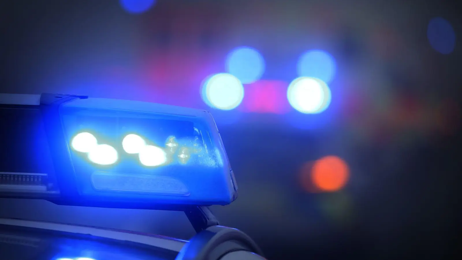 Die Polizei möchte wissen, wer in Eschenbach einen E-Scooter von einem Supermarkt-Parkplatz gestohlen hat.  (Symbolbild: Karl-Josef Hildenbrand/dpa)