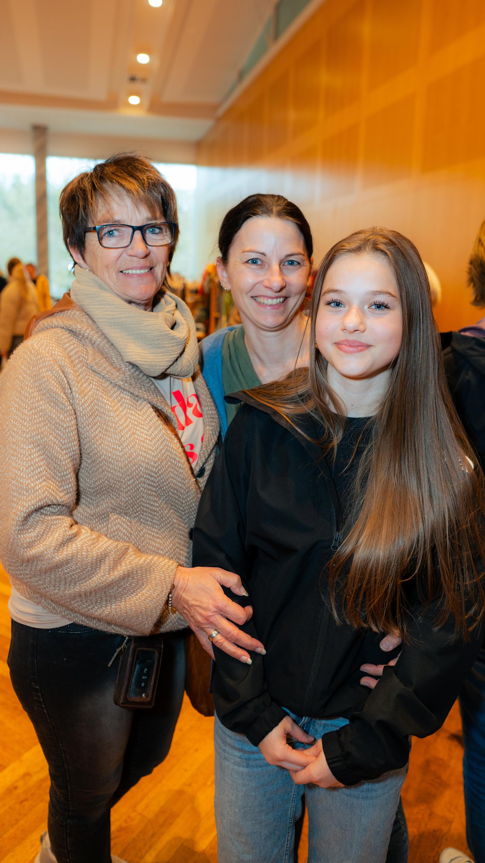 Beim Nachtflohmarkt am Freitag in Neustadt/WN herrschte bis 22 Uhr reges Treiben. (Bild: Hannes Stock)