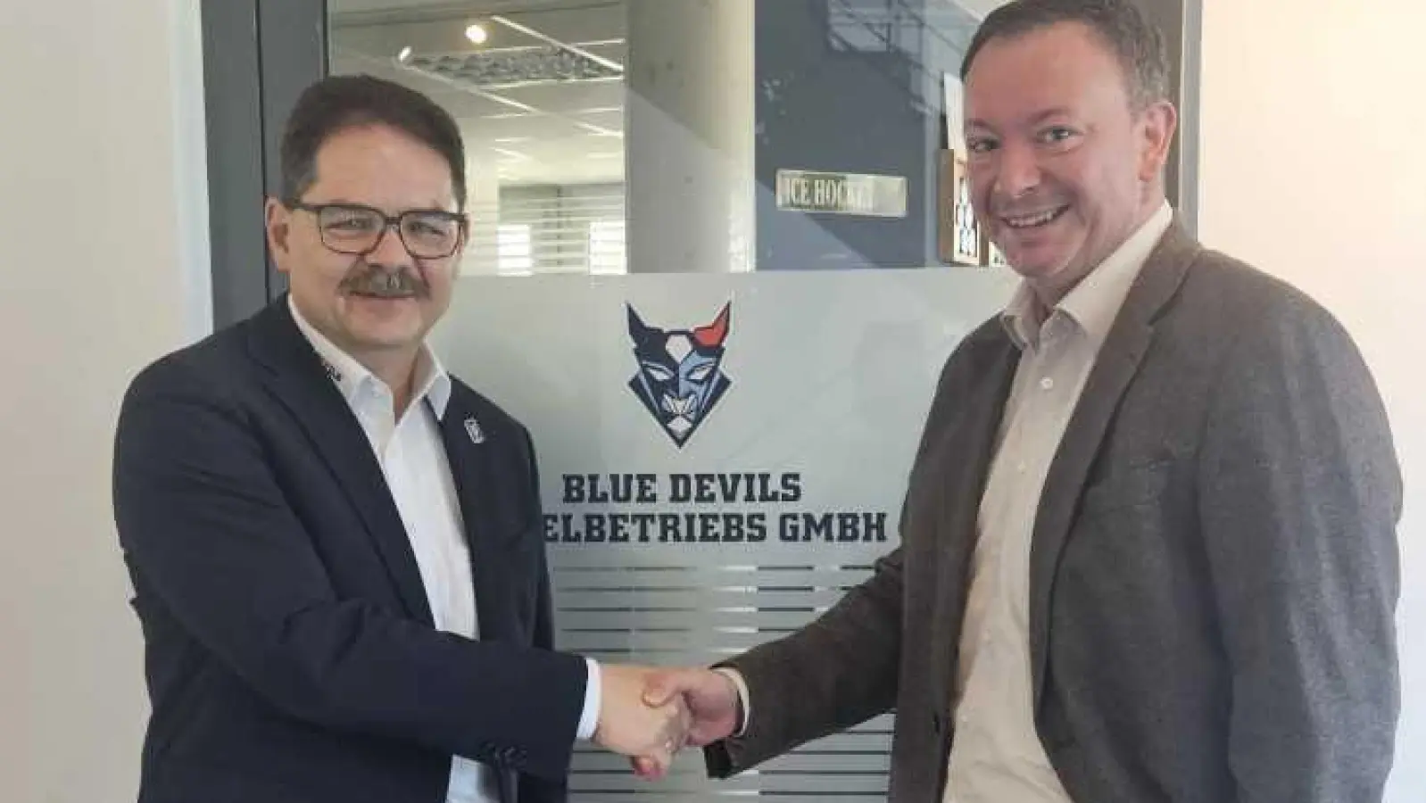 Das war's für Franz Vodermeier bei den Blue Devils Weiden: Jörg Bayer (rechts) übernimmt als Geschäftsführer des DEL2-Clubs. (Bild: Claudia Bunk)