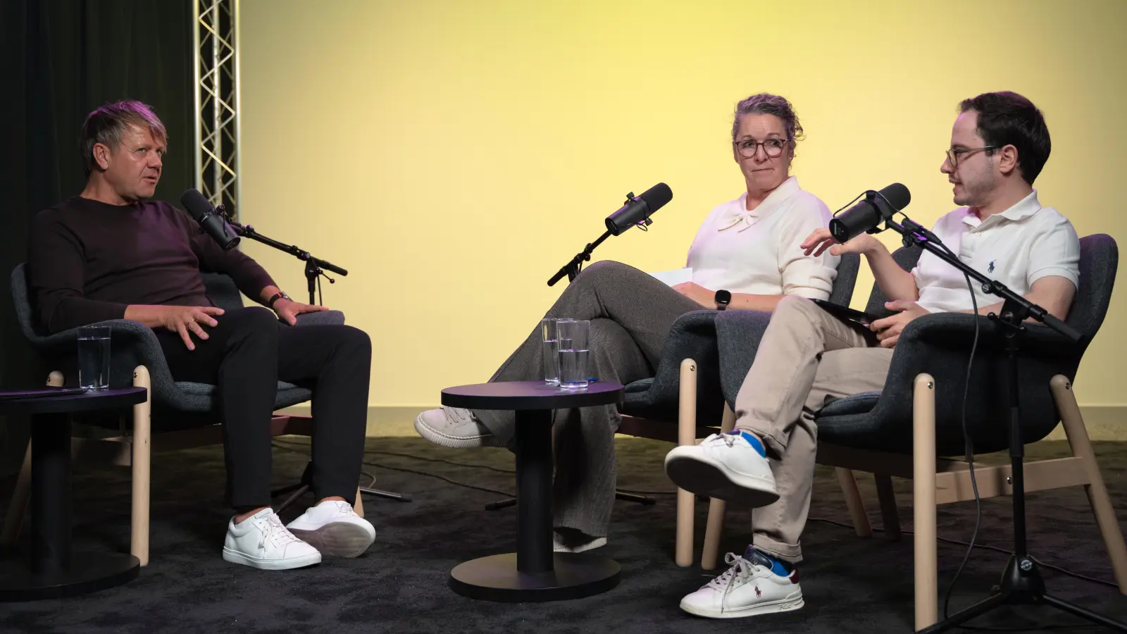 Denkt er heute anders über das Leben nach? Trauerredner Jürgen Meyer (links) spricht im Podcast „Wie ist es” mit Redakteurin Sonja Kaute und Redakteur Florian Bindl. (Bild: Erik Glaubitz)