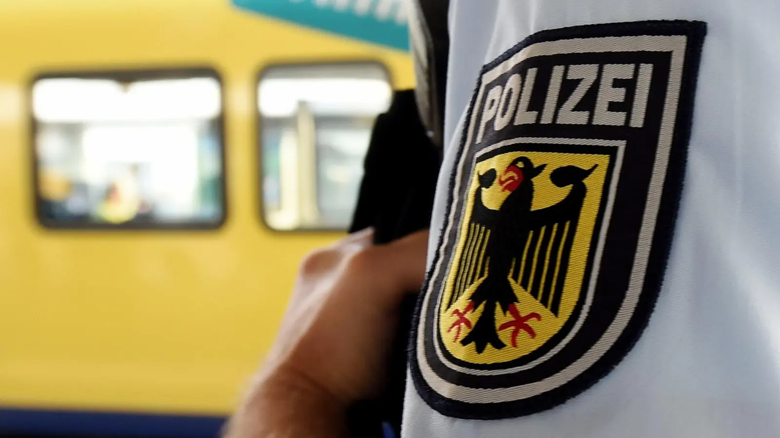 Eine 16-jährige Ausreißerin aus einer Jugendschutzstelle wird am Hauptbahnhof Regensburg von der Bundespolizei in Schutzgewahrsam genommen. (Symbolbild: Holger Hollemann/dpa)