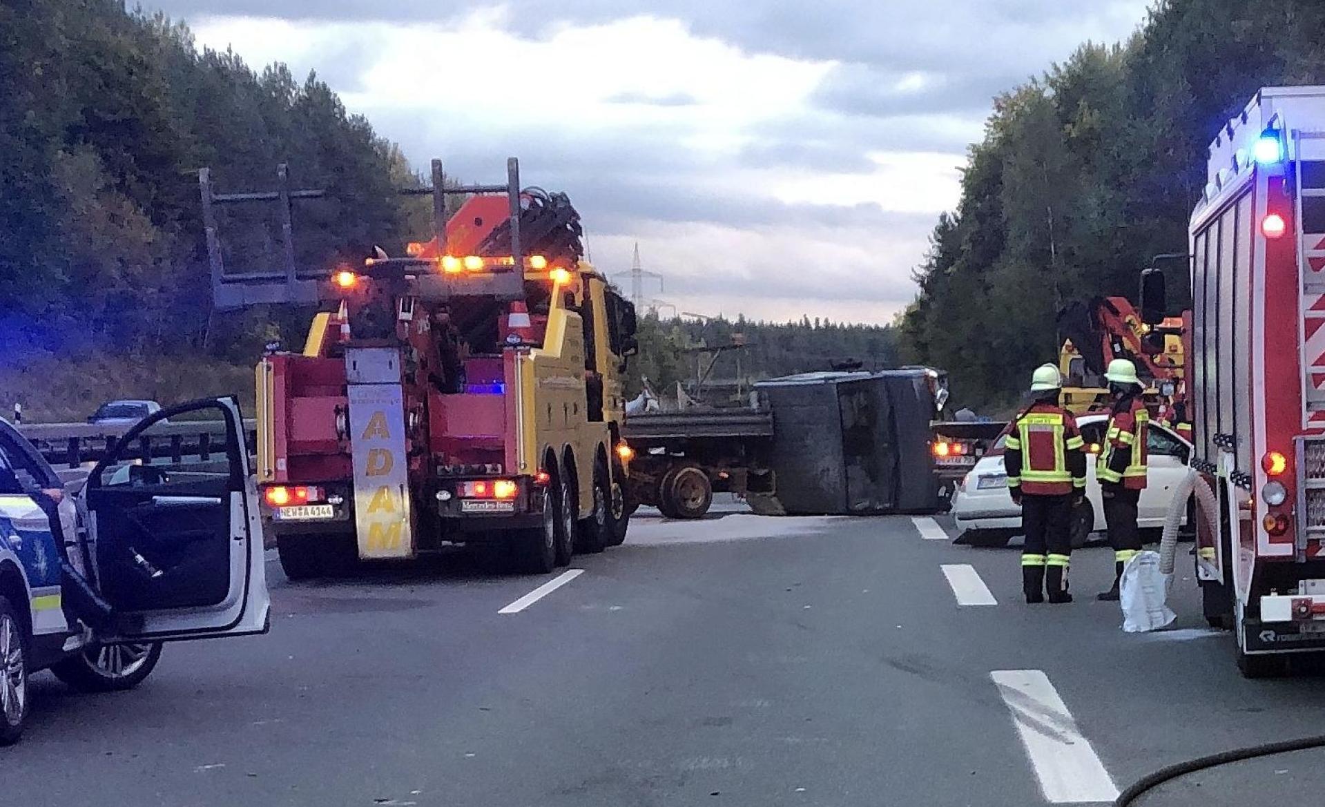 Der Unfall passierte gegen 16 Uhr an der Anschlusstelle Wiesau in Fahrtrichtung Regensburg.  (Bild: wro)