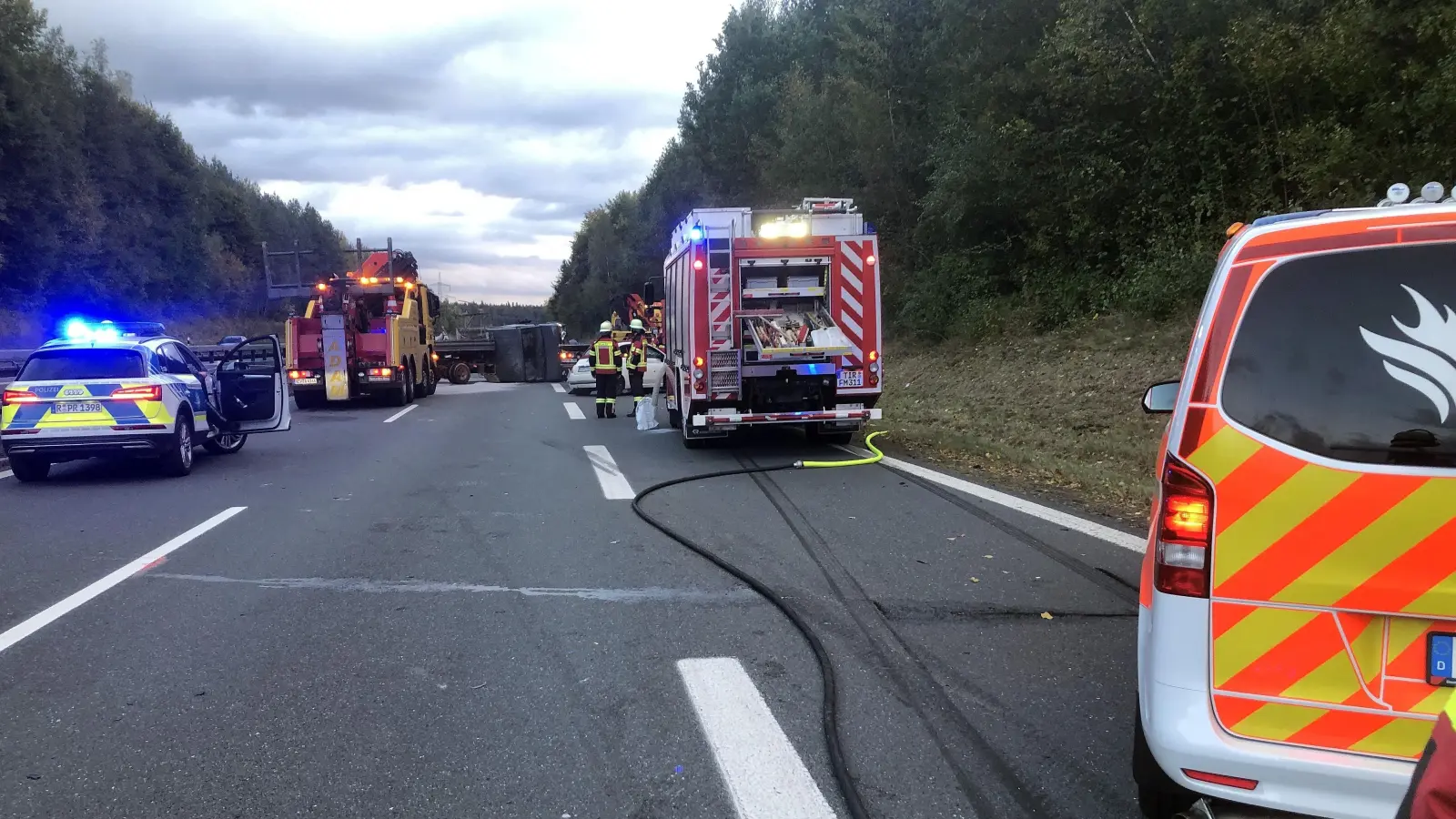 Der Unfall passierte gegen 16 Uhr an der Anschlusstelle Wiesau in Fahrtrichtung Regensburg.  (Bild: wro)