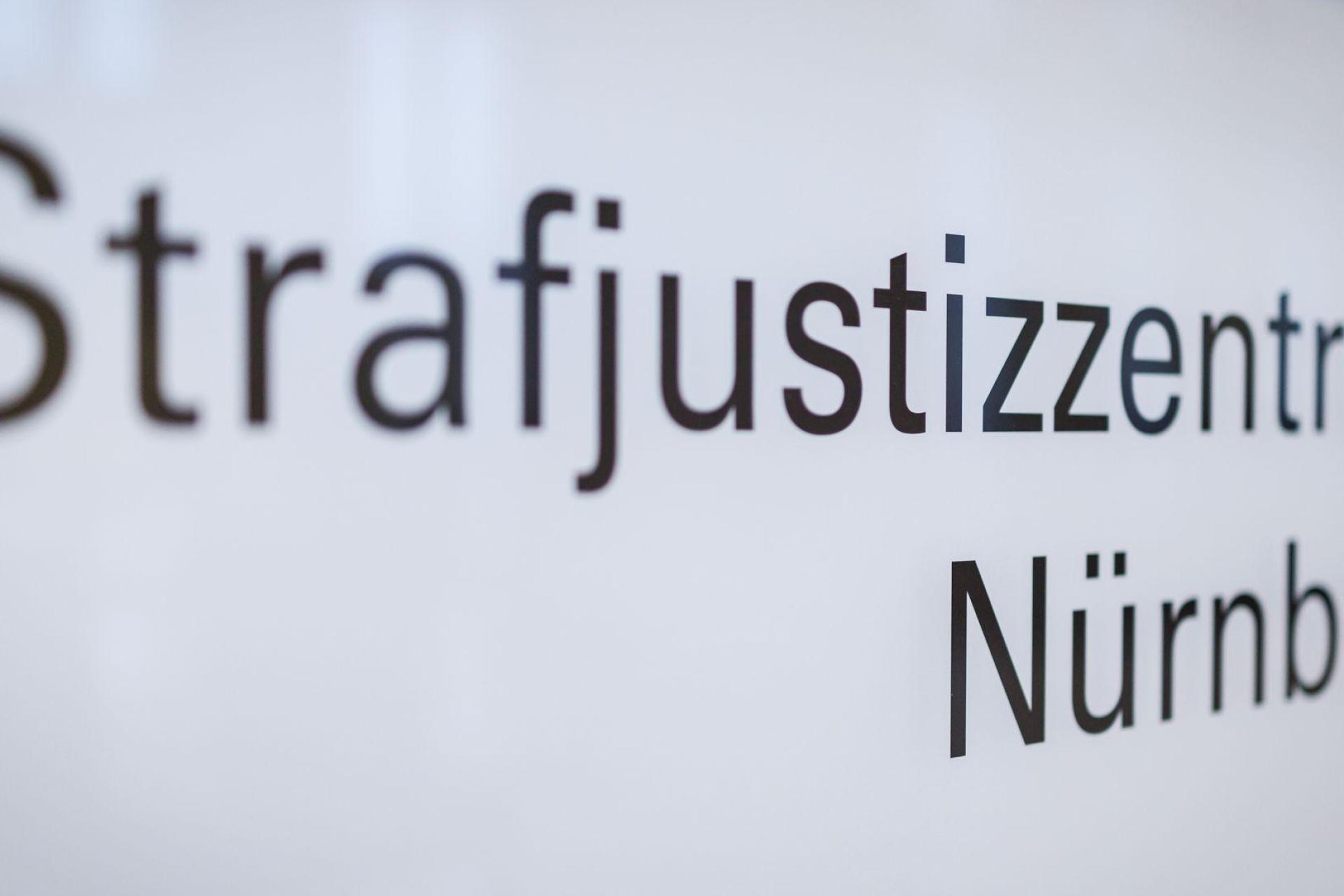 Das Opfer sollte am ersten Prozesstag als Zeugin aussagen. (Bild: Daniel Karmann/dpa)