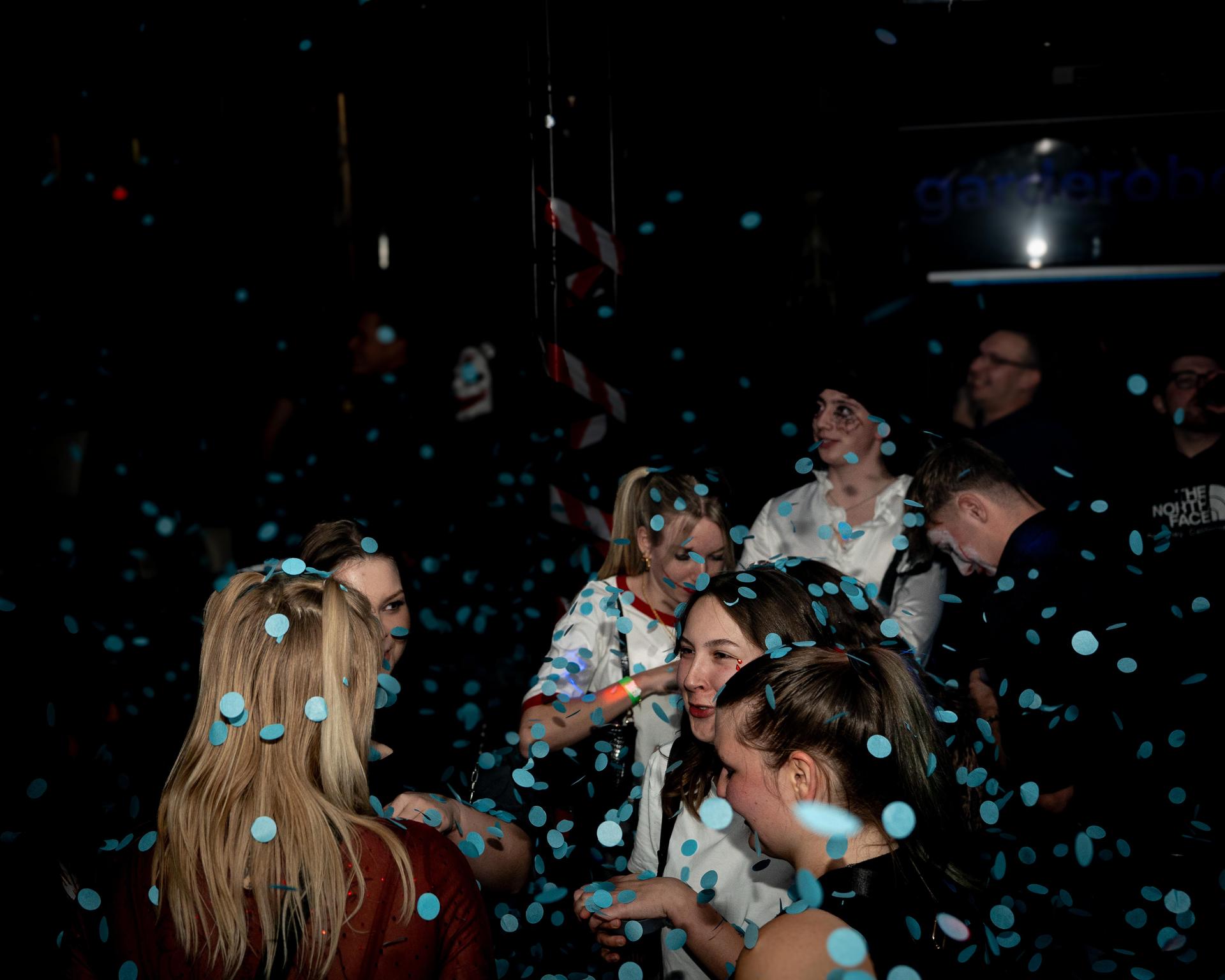 Im Labelle in Waidhaus waren am Freitag die Zombies, Teufel und Geister unterwegs und gaben zur Musik von DJ Michael B. zusammen Vollgas. (Bild: Timo Kraus)