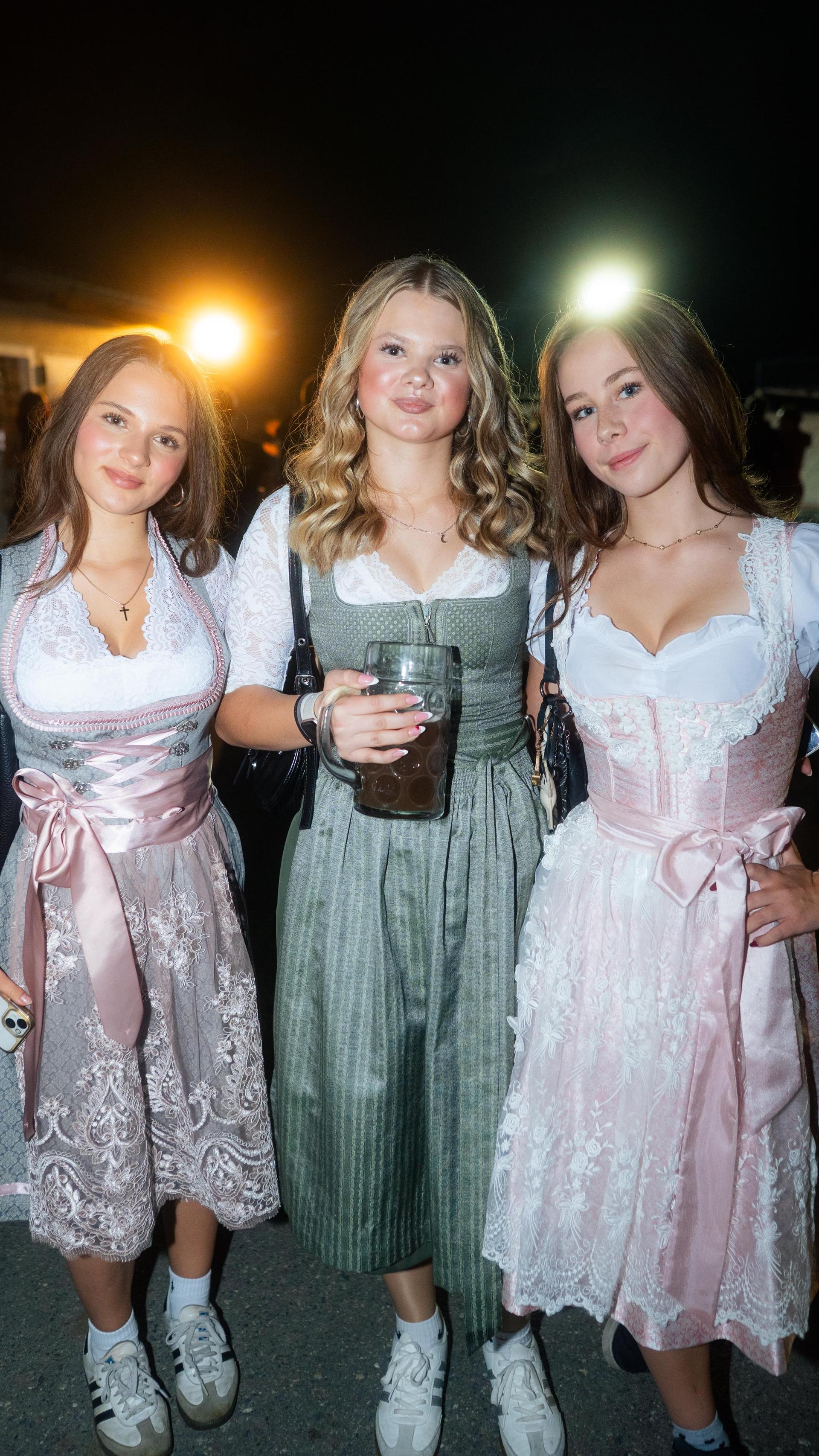 Beim Kirwa-Special der Etzenrichter Kirwa sorgte die Band „RUNDUMADUM” für Stimmung.  (Bild: Hannes Stock)