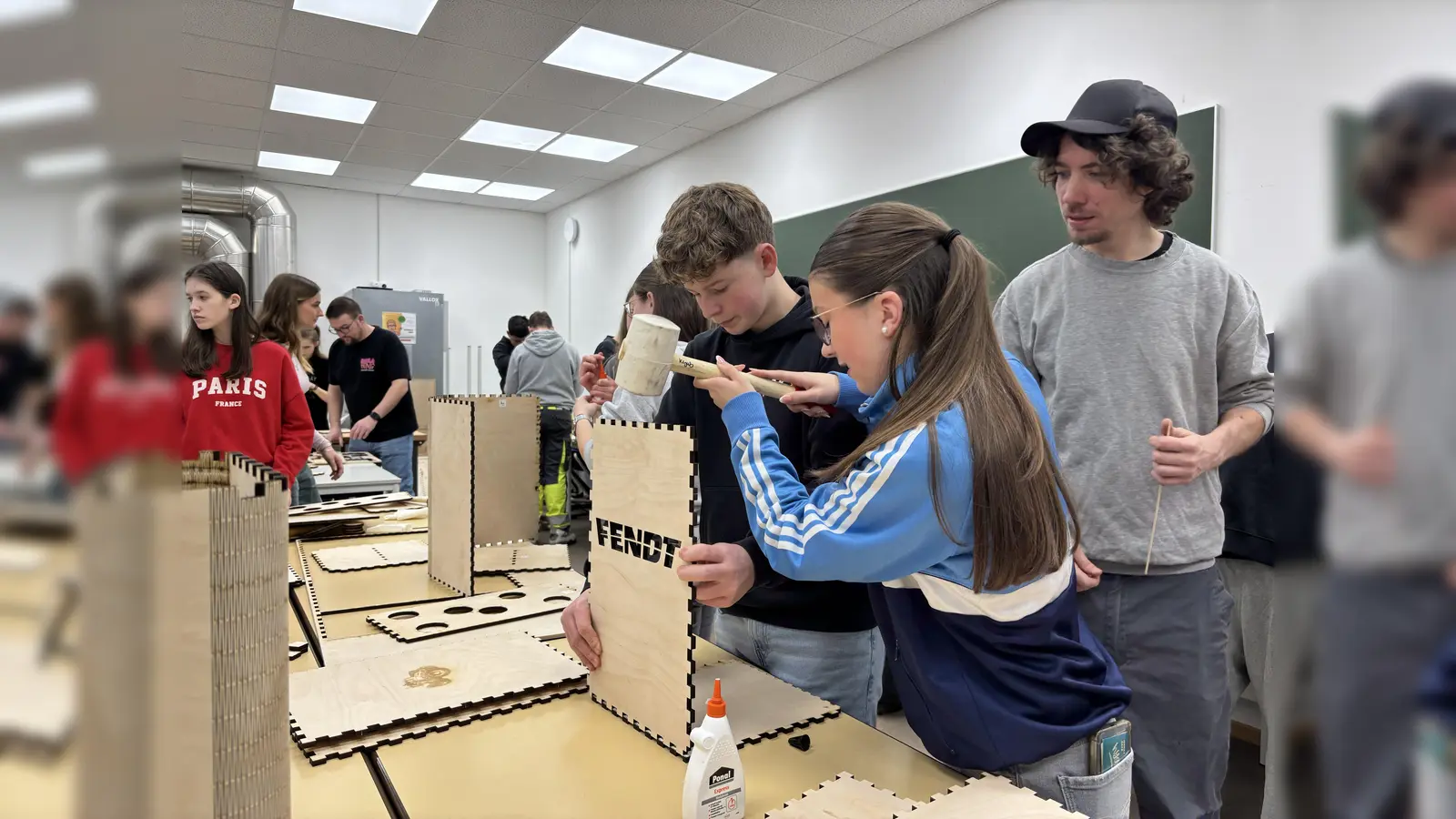 Die Schüler*innen der 9a der Lobkowitz-Realschule bauen ihre eigenen Cajons. (Bild: mcl)