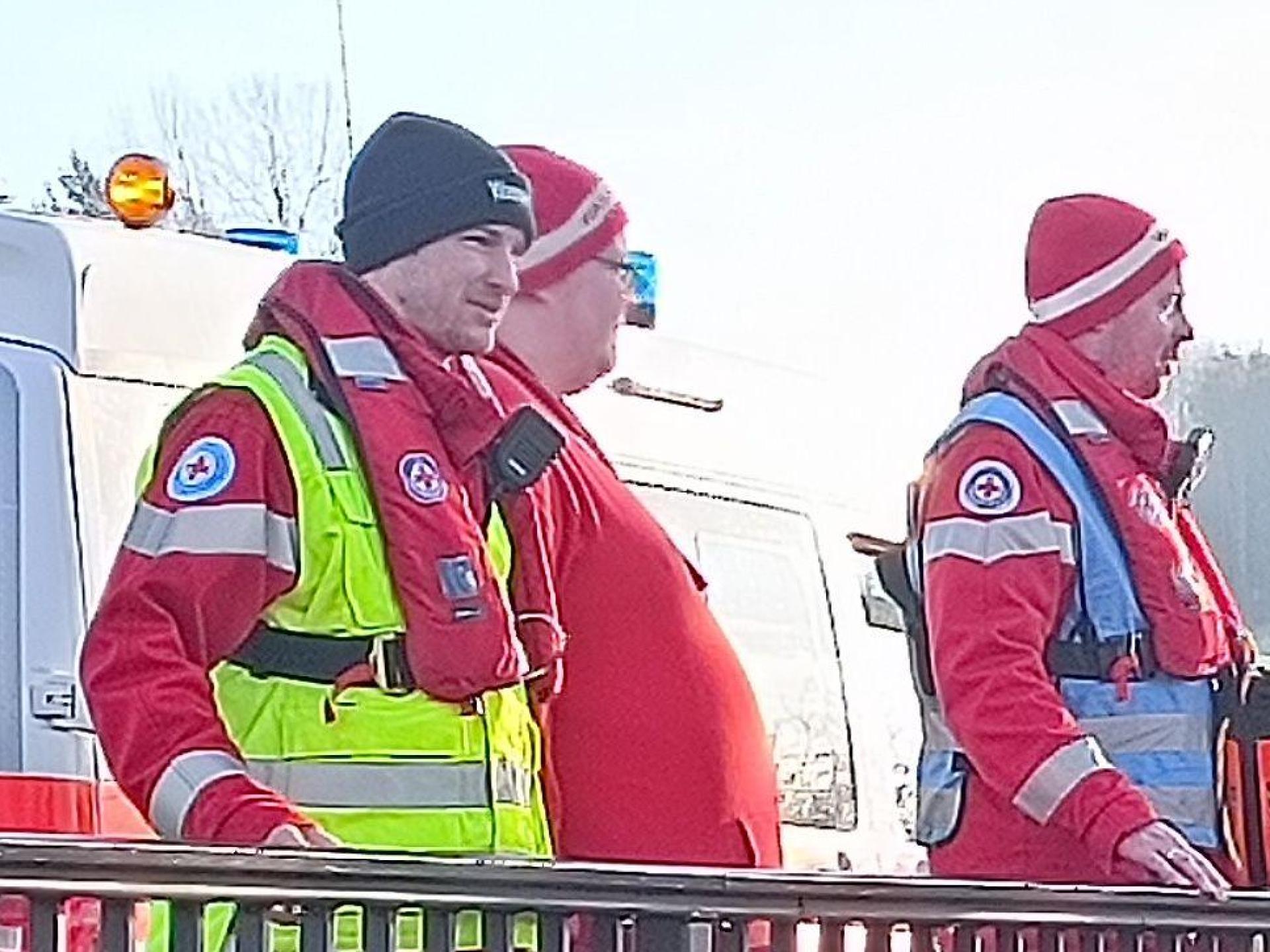 Neben Polizei, Feuerwehr und Rettungsdienst suchte auch die Wasserwacht nach einem 65-jährigen Mann, der in Mitterteich vermisst war.  (Bild: nic)