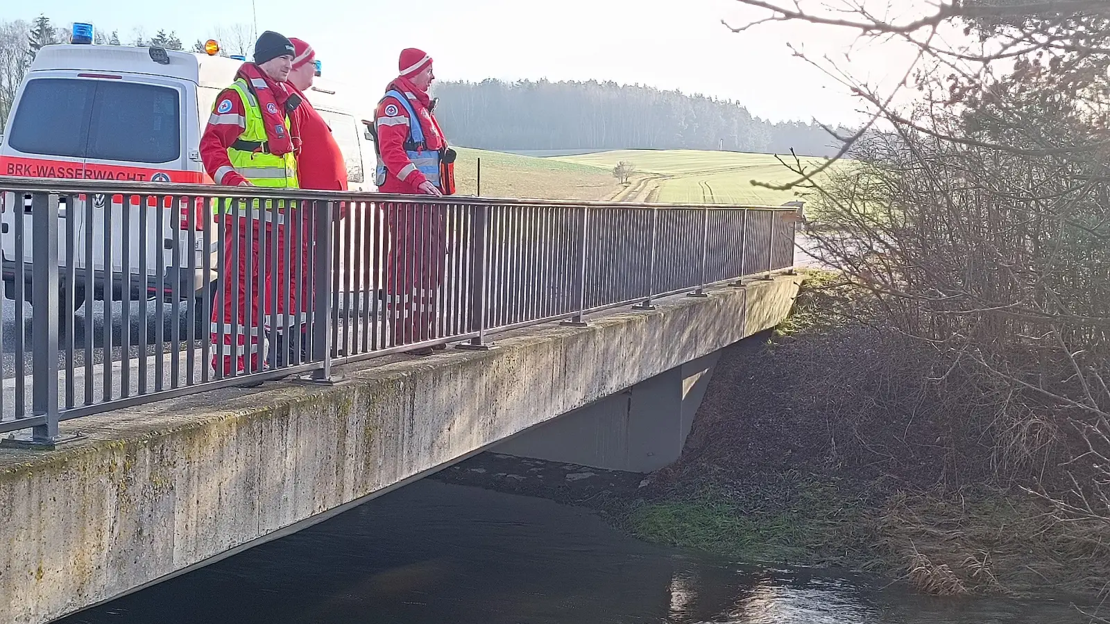 Neben Polizei, Feuerwehr und Rettungsdienst suchte auch die Wasserwacht nach einem 65-jährigen Mann, der in Mitterteich vermisst war.  (Bild: nic)