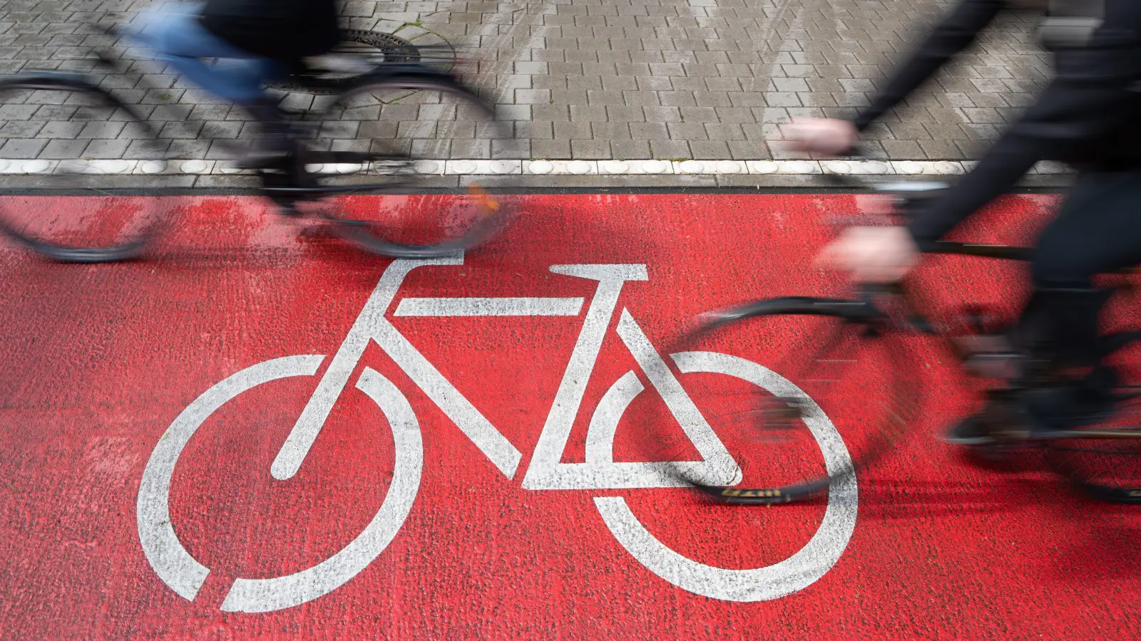 Ein Radfahrer flüchtete nach einem Unfall in der Dr.-Martin-Luther-Straße in Weiden. Die Polizei sucht Zeugen. (Symbolbild: Friso Gentsch/dpa)