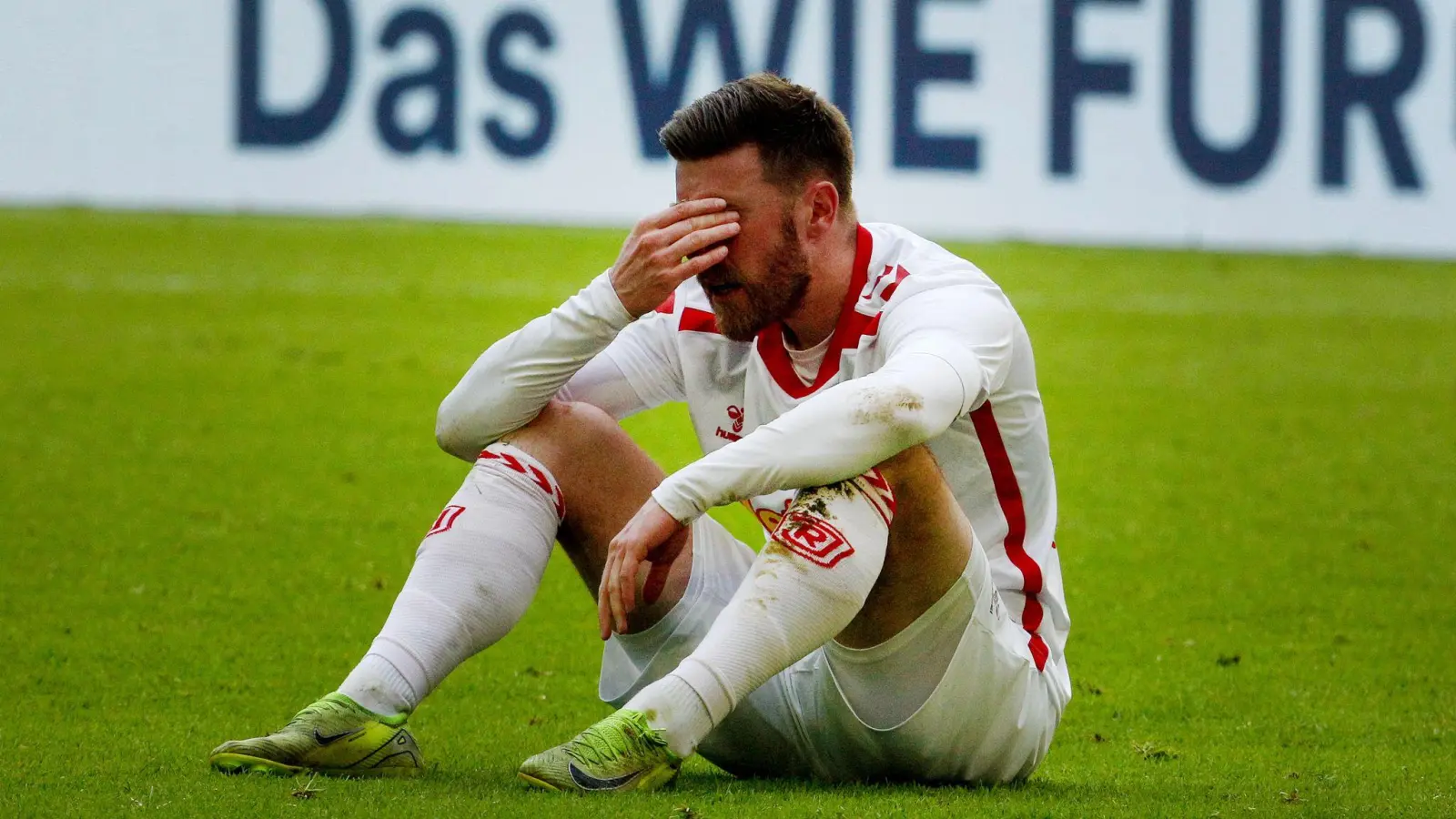 Für Christian Kühlwetter und Jahn Regensburg sieht es in der 2. Liga düster aus. (Bild: Roland Weihrauch/dpa)