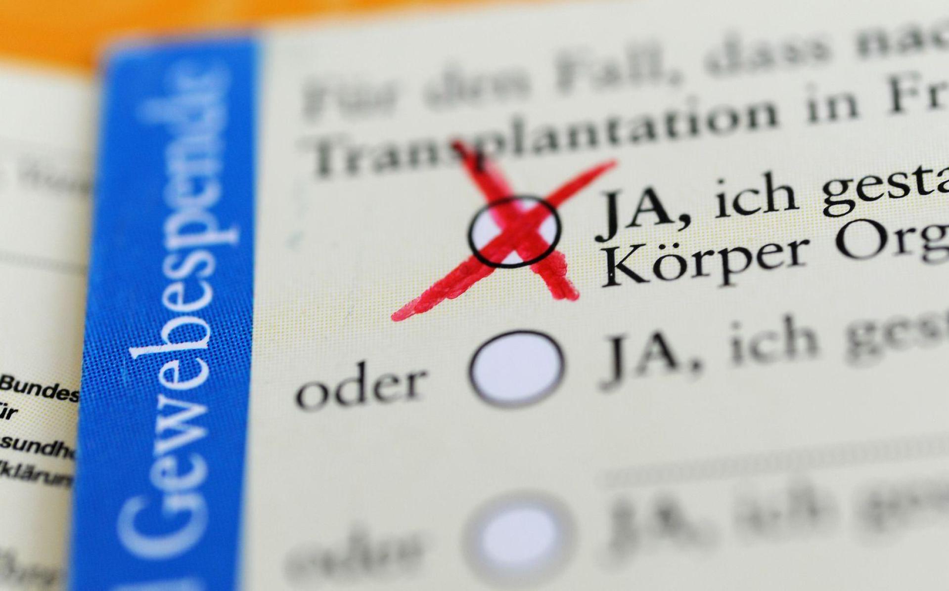 In Deutschland müssen spätere Spender zu Lebzeiten oder stellvertretend die Angehörigen einer Organentnahme explizit zustimmen.  (Symbolbild: Marie Reichenbach/dpa)