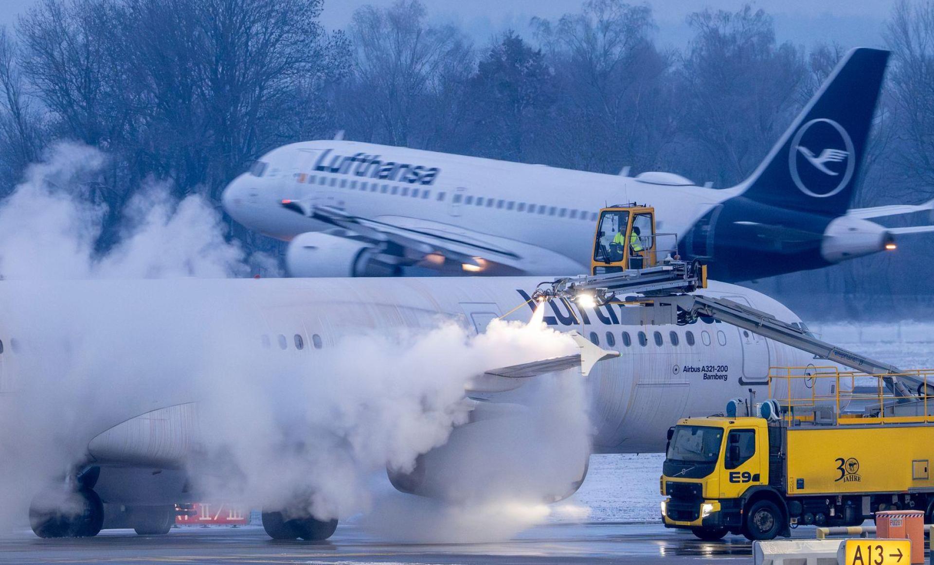 An den bayerischen Flughäfen würden wetterbedingt mehrere Flüge gestrichen. (Bild: Peter Kneffel/dpa)