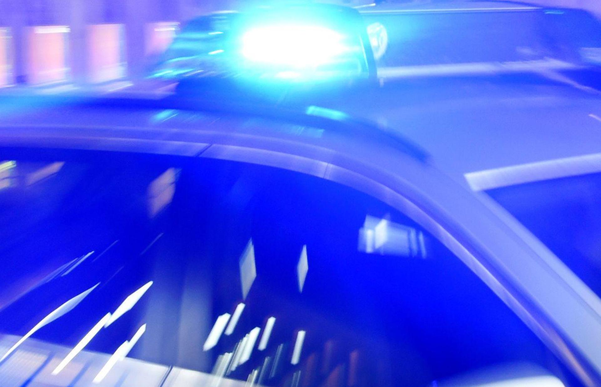 Ein Fußgänger verursachte in Weiden einen Auffahrunfall, als er die Straße überquerte.  (Symbolbild: Carsten Rehder/dpa)