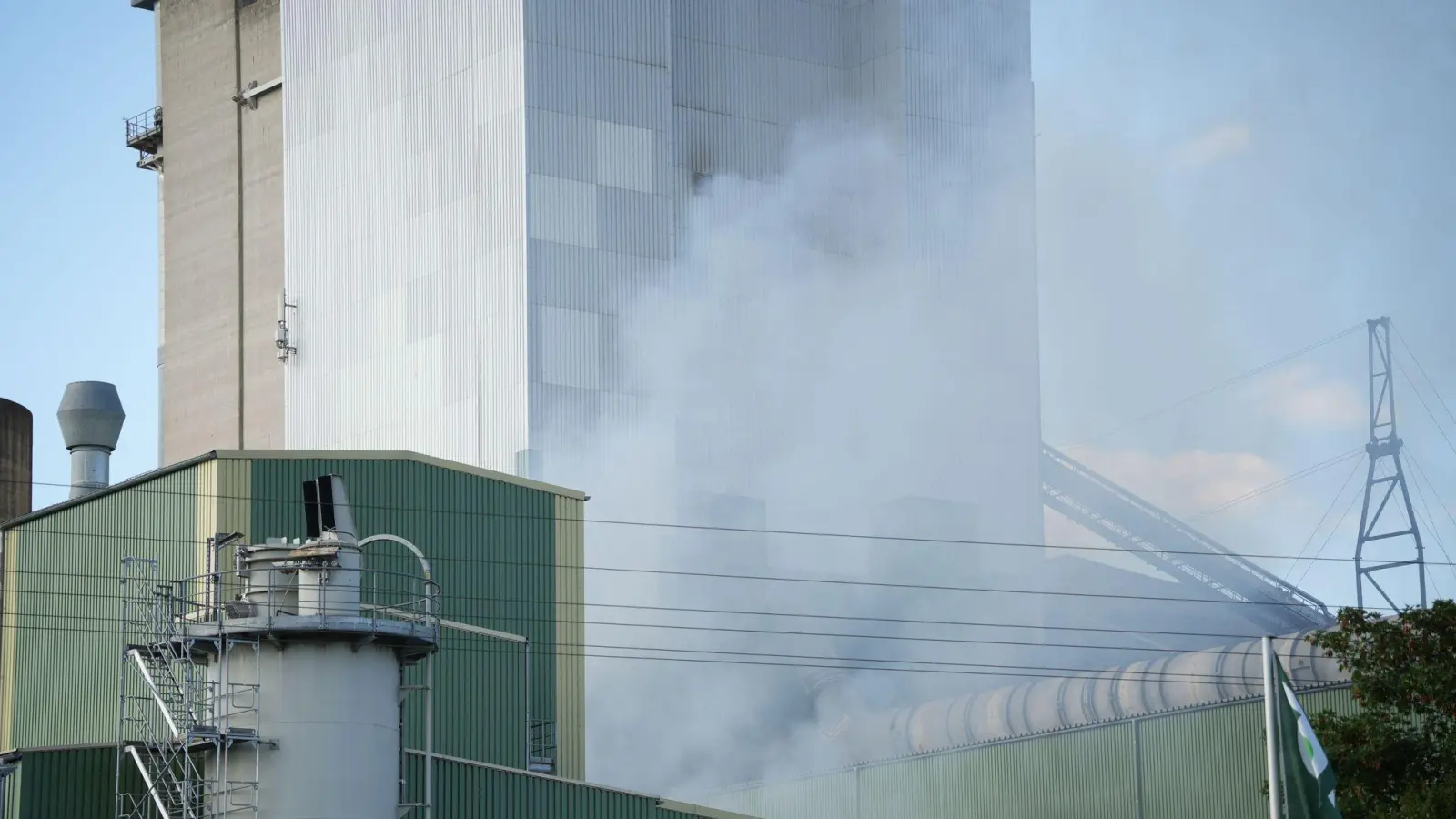 In Burglengenfeld brannte eine Halle des Zementwerks. (Bild: Lars Haubner/NEWS5/dpa)