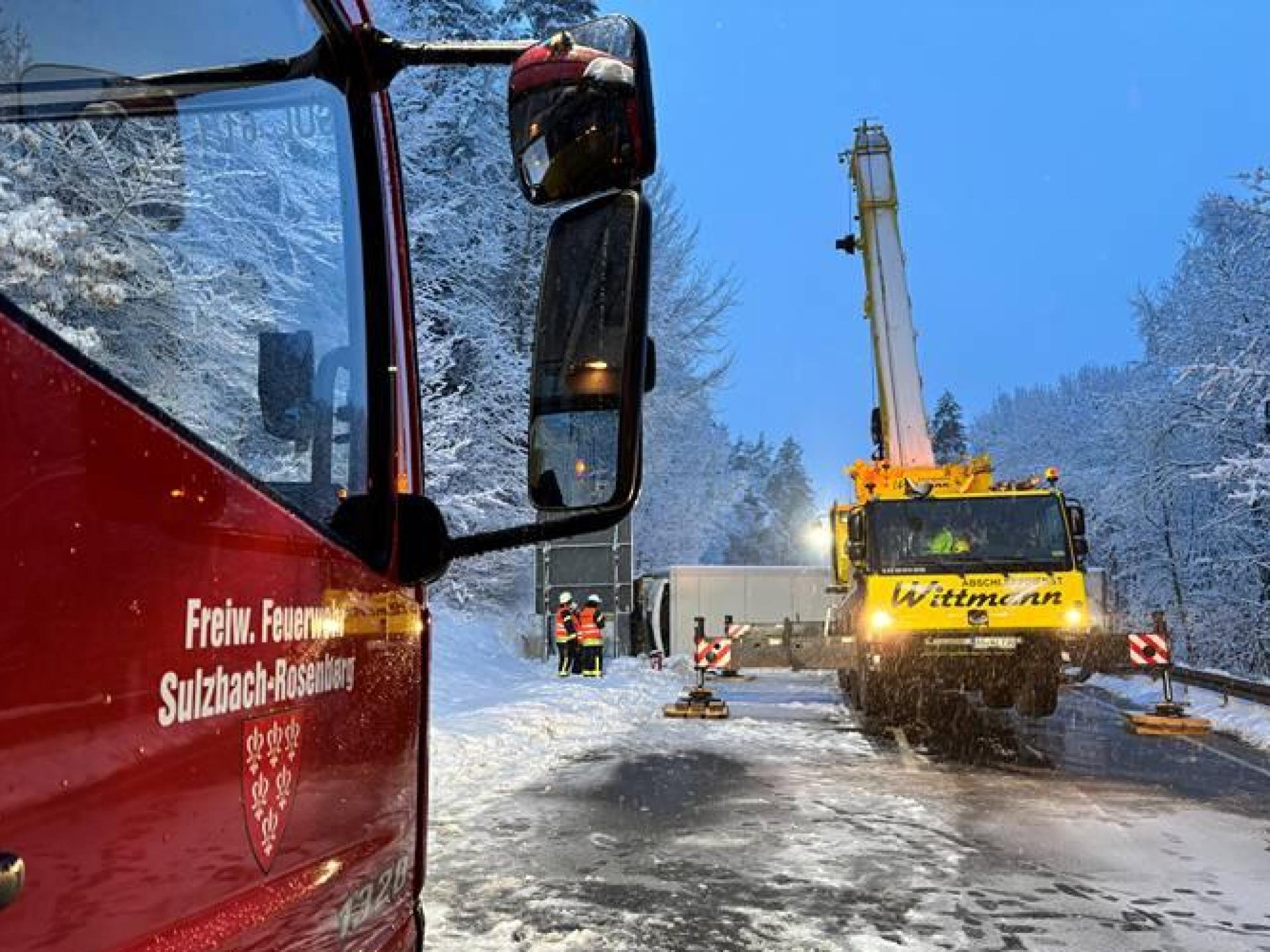 Schnee und Eis führten auch am Donnerstagmorgen zu Unfällen auf den Straßen in der Oberpfalz. Auf der B85 bei Edelsfeld kippte ein Laster um. (Bild: lei)
