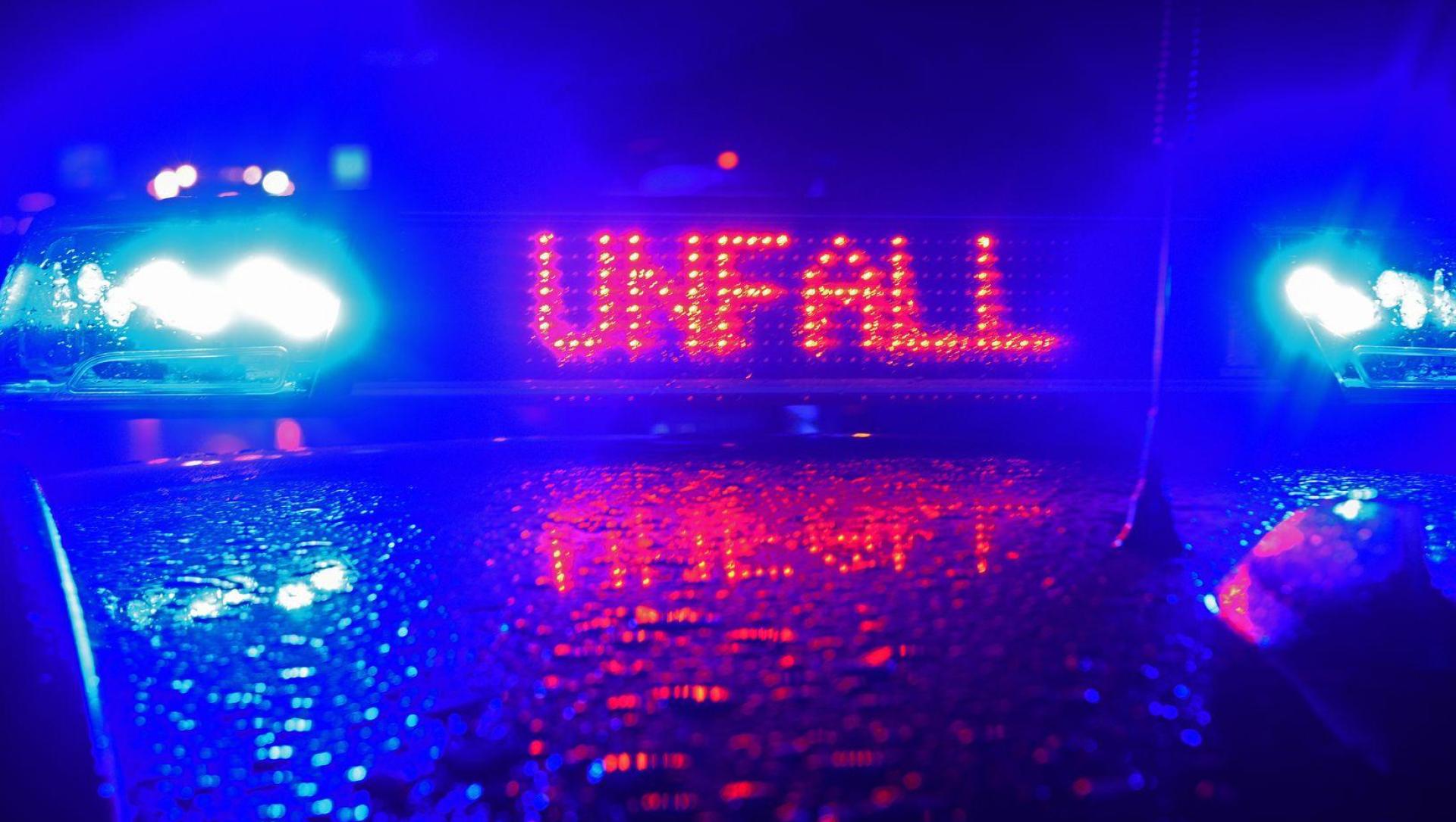 Bei einem Verkehrsunfall in Vorbach erleidet ein 84-jähriger Fahrer schwere Verletzungen. (Symbolbild: Stefan Puchner/dpa)