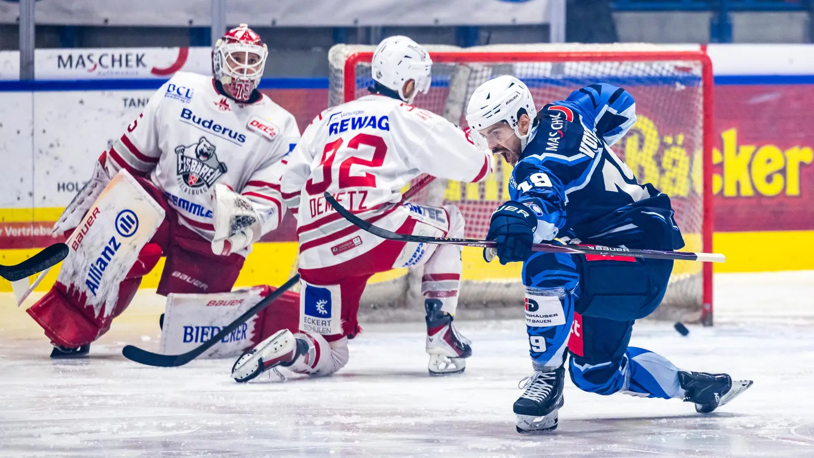 Alex-Olivier Voyer (rechts) wird den Blue Devils im ersten Play-down-Spiel gegen Bad Nauheim gesperrt fehlen.  (Archivbild: Tobias Neubert)