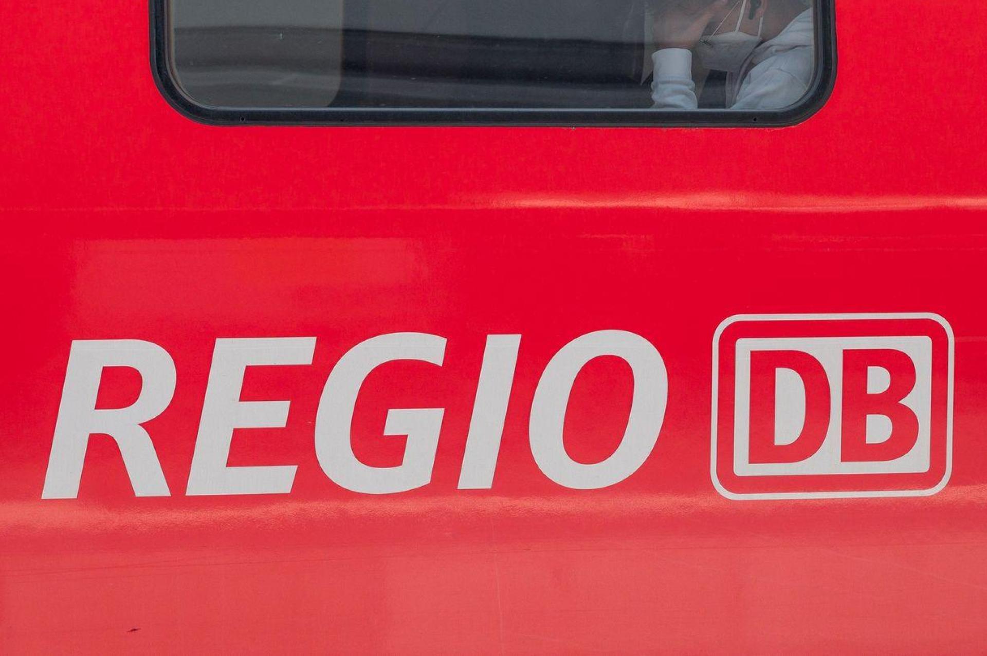 Zwischen Marktredwitz und Weiden liegt ein Baum im Gleis. Die Zugstrecke ist gesperrt. (Symbolbild: Daniel Vogl/dpa)