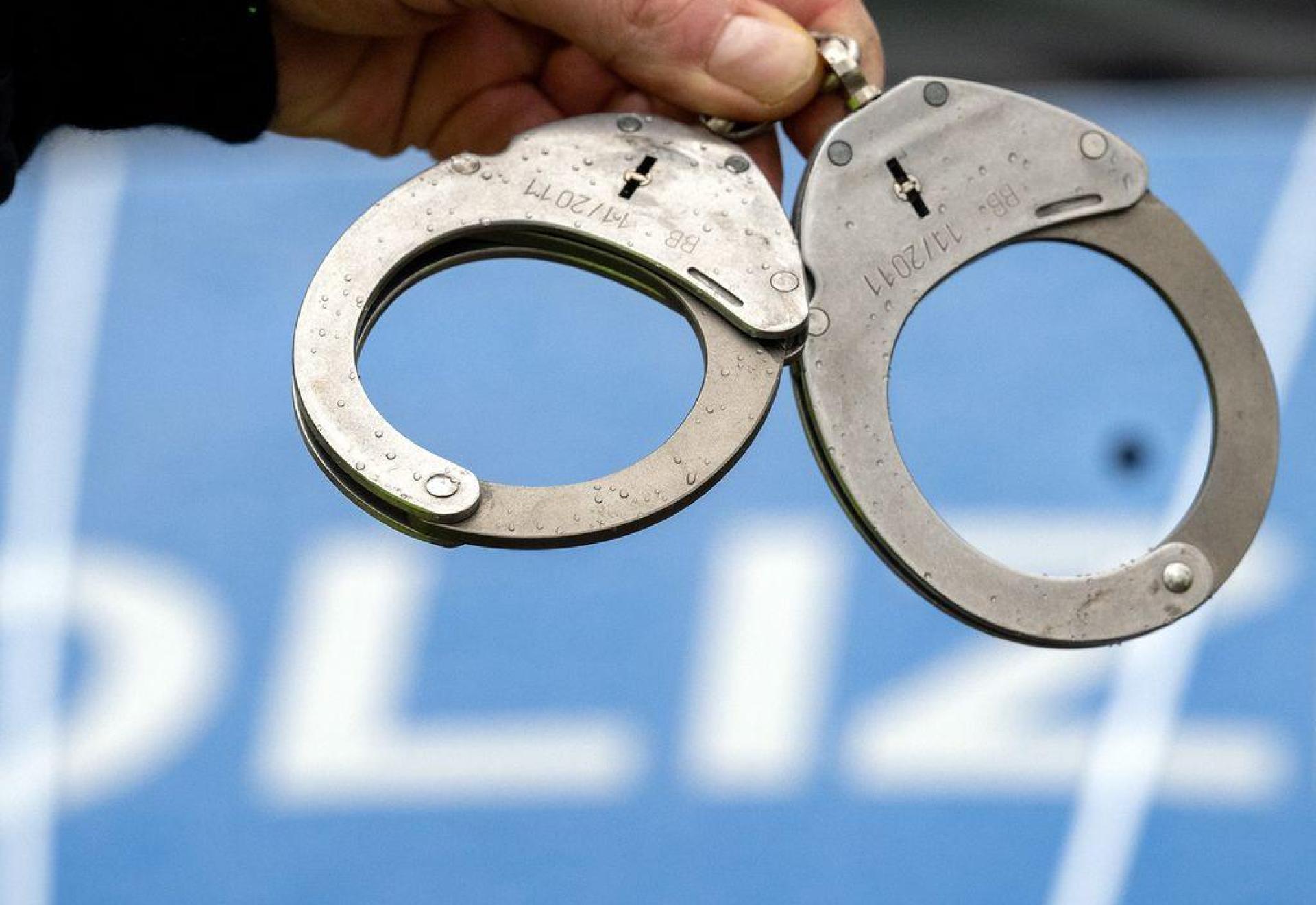 Am Bahnhof Weiden wurde eine Frau festgenommen, gegen die ein Haftbefehl vorlag. Sie war ohne gültiges Ticket im Zug von Marktredwitz Richtung Weiden unterwegs. (Symbolbild: Soeren Stache/dpa)