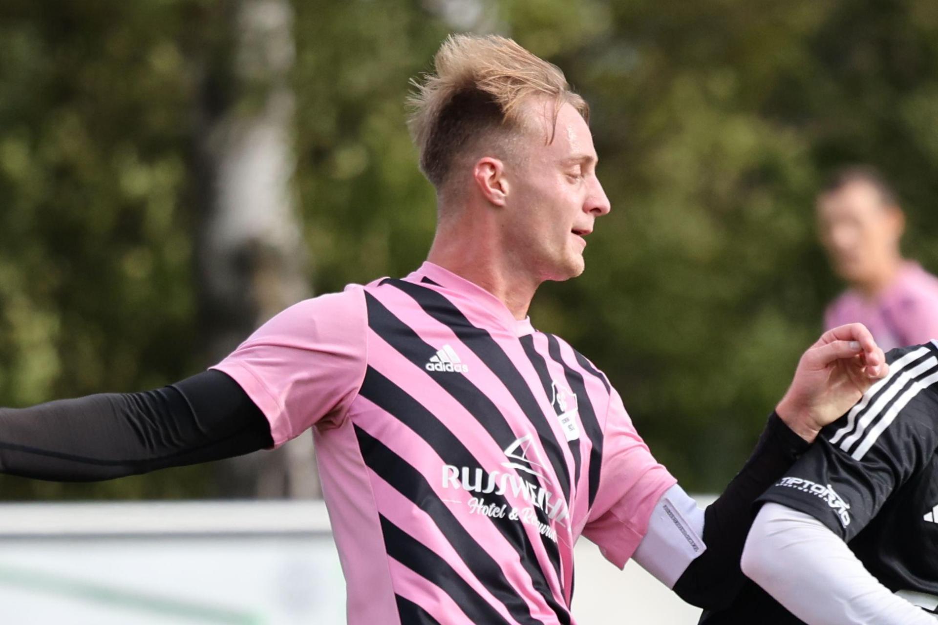 Julius Richter (rosa, links) wechselt vom SC Eschenbach in die Landesliga zum SC Luhe-Wildenau. (Bild: Dieter Jäschke)