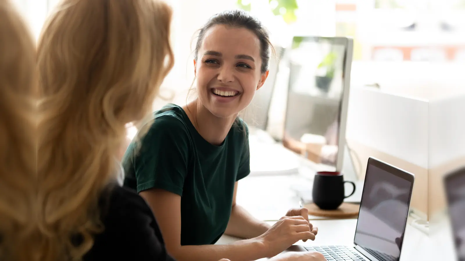 Das Praktikum hat Spaß gemacht und auch mit den Leuten war's gut? Dann hinterher auf jeden Fall Kontakt zum Betrieb halten. (Bild: fizkes - stock.daobe.de)