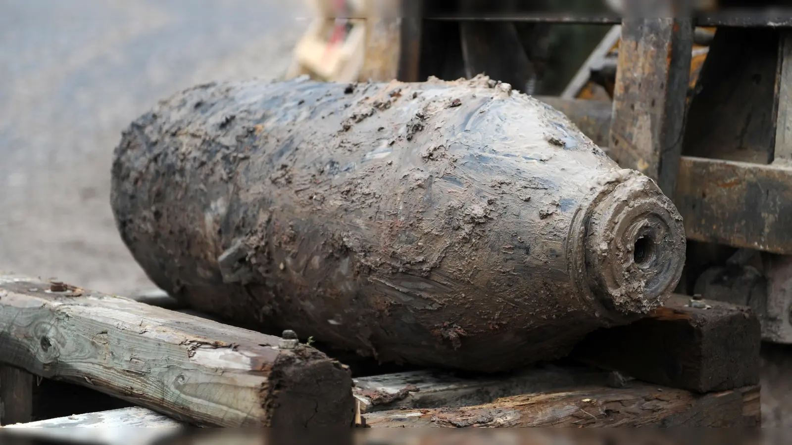 Ein Weltkriegsbombe wurde in Regensburg gefunden. Eine Evakuierung und Entschärfung soll am Donnerstag stattfinden. (Symbolbild: Uwe Zucchi/dpa)