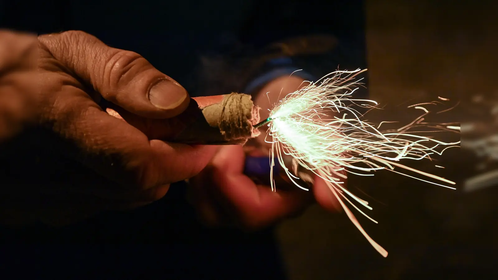 Beamte der Grenzpolizei Selb stellten bei einer Kontrolle am Bahnhof in Marktredwitz mehrere Packungen verbotener Böller sicher. (Symbolbild: Patrick Pleul)