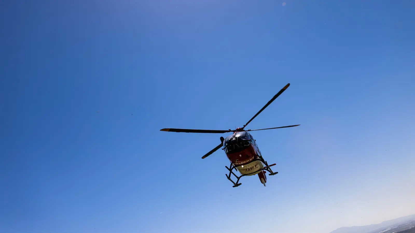 Der schwer verletzte Jugendliche wurde mit dem Rettungshubschrauber ins Krankenhaus geflogen. (Symbolbild) (Bild: Philipp von Ditfurth/dpa)