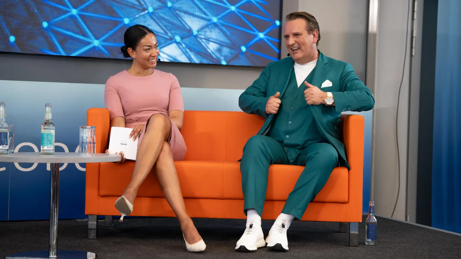 Starinvestor Ralf Dümmel, bekannt aus der „Höhle der Löwen”, spricht beim „Denk.summit” in Weiherhammer mit Moderatorin Stefanie Dechant über seine Karriere.  (Bild: Marina Gube)