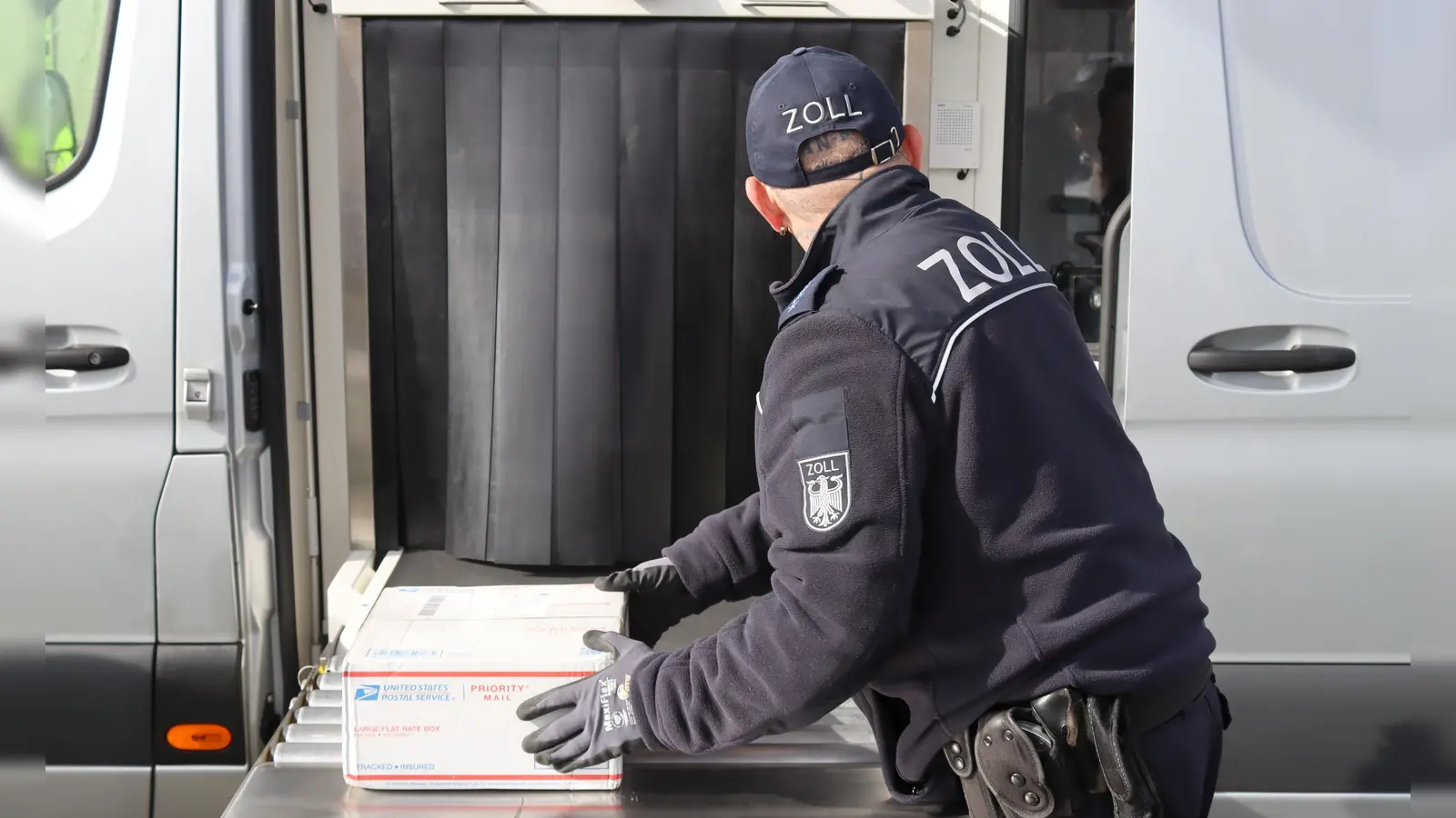 Ein Paket geht zum Röntgen. (Bild: Hauptzollamt Regensburg)