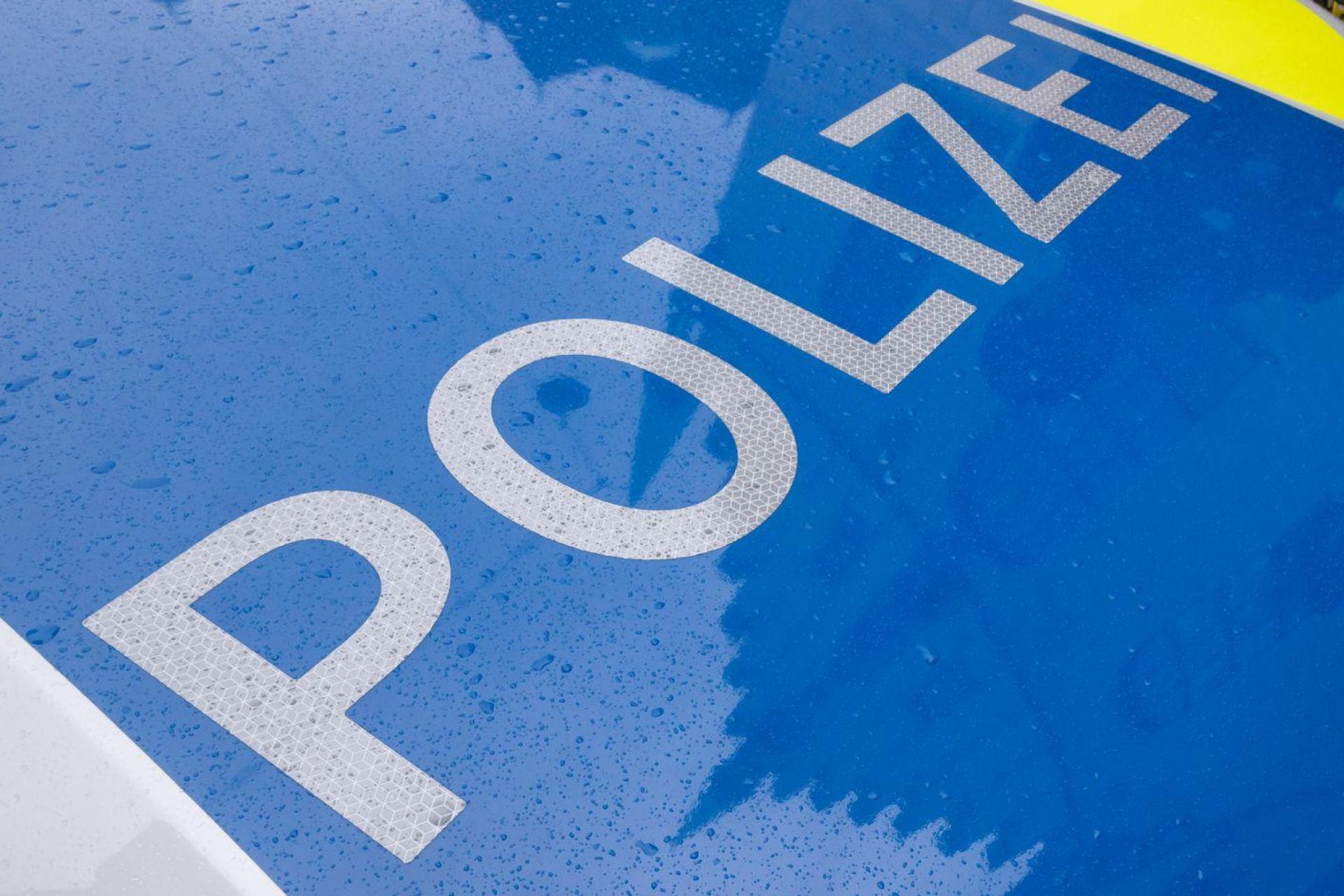 Die Kriminalpolizei Bayreuth hat die Ermittlungen aufgenommen und sucht Zeugen. (Symbolbild: Peter Kneffel/dpa)