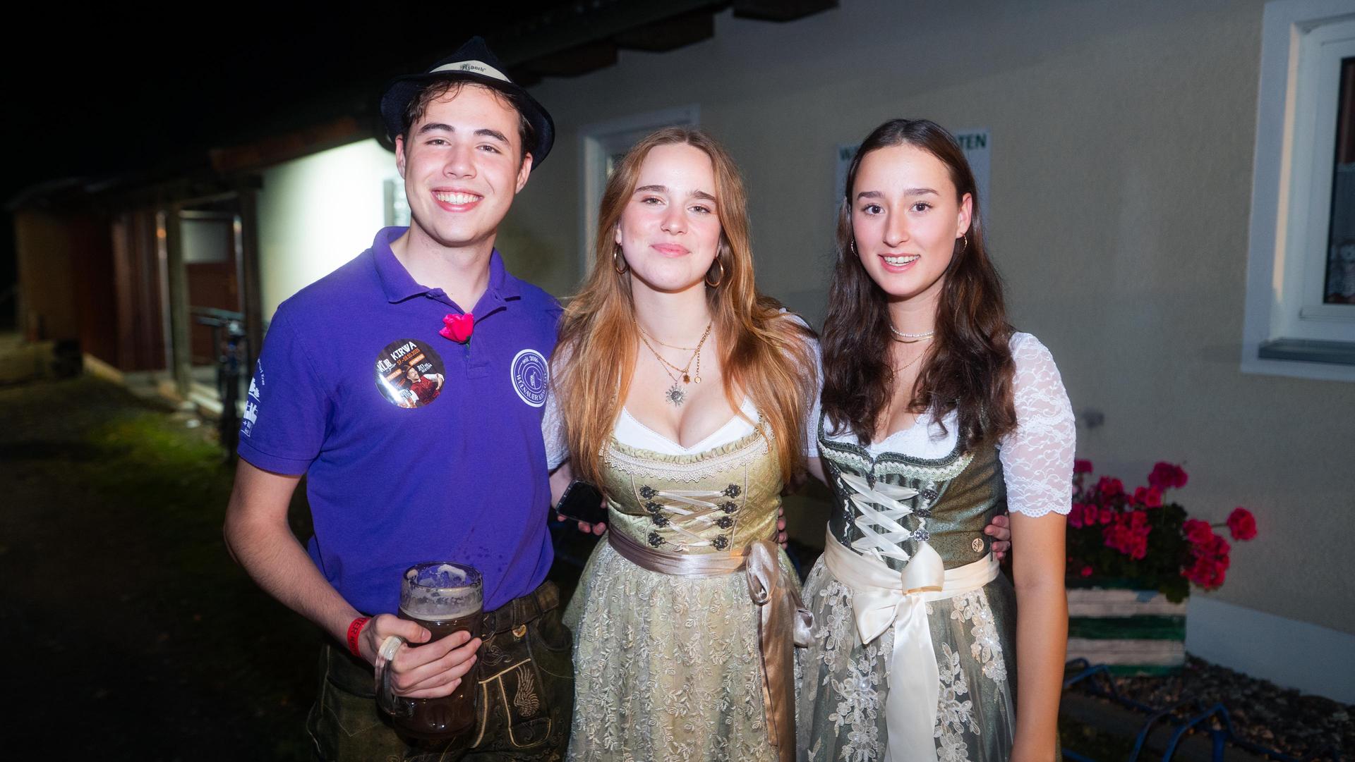 Beim Kirwa-Special der Etzenrichter Kirwa sorgte die Band „RUNDUMADUM” für Stimmung.  (Bild: Hannes Stock)