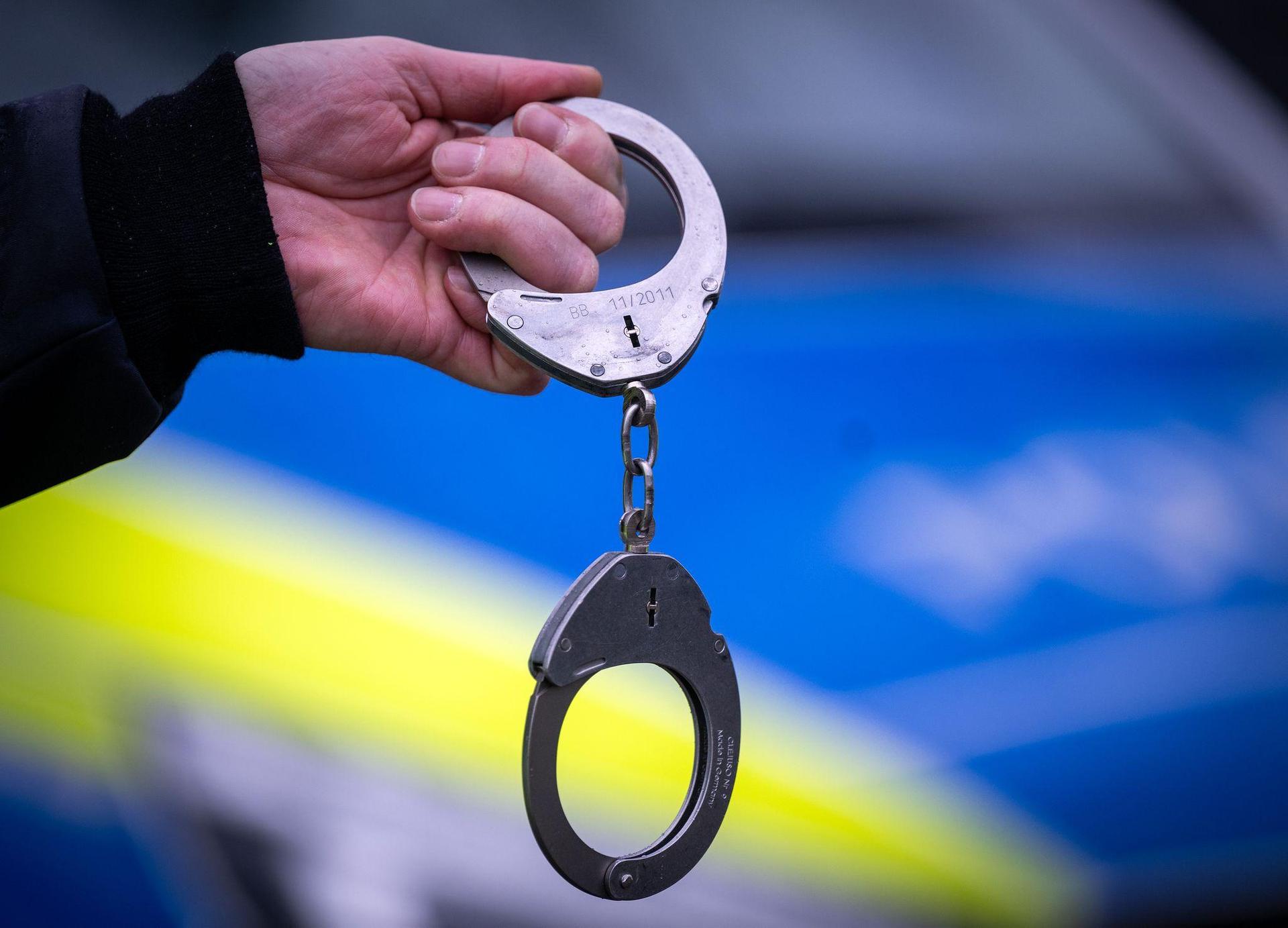 Der mutmaßliche Messerangreifer in Regenstauf ist nun in Untersuchungshaft. (Bild: Soeren Stache/dpa)