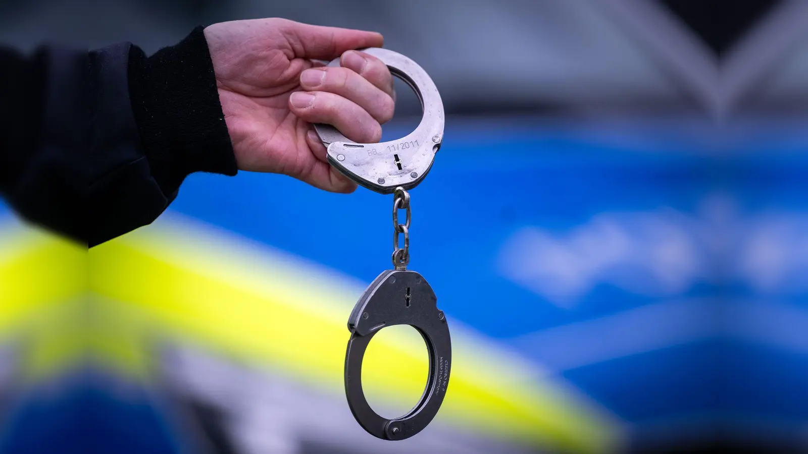 Der mutmaßliche Messerangreifer in Regenstauf ist nun in Untersuchungshaft. (Bild: Soeren Stache/dpa)