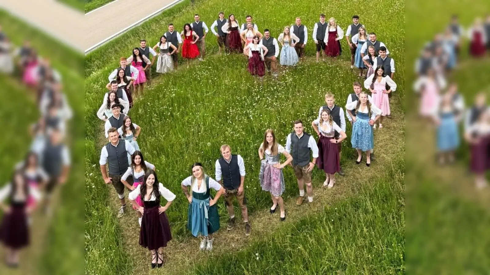 In herzförmiger Aufstellung präsentieren sich die 22 Paare, welche heuer in Ritzenfeld die Kirwa austanzen (Bild: Norbert Weis)