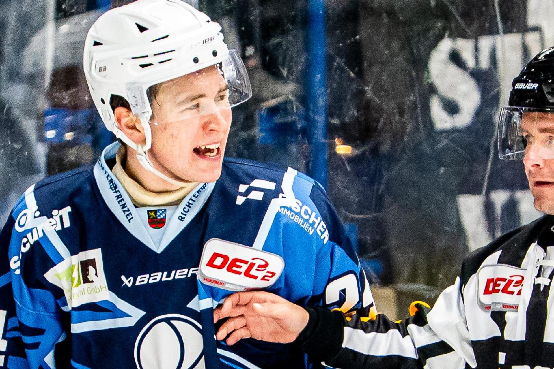 Hatte noch was loszuwerden: Paul Vinzenz nach dem Check von Rio Kaiser am Sonntagabend. Dieser wurde im Nachhinein nun für ein Spiel gesperrt.  (Bild: Elke Englmaier)