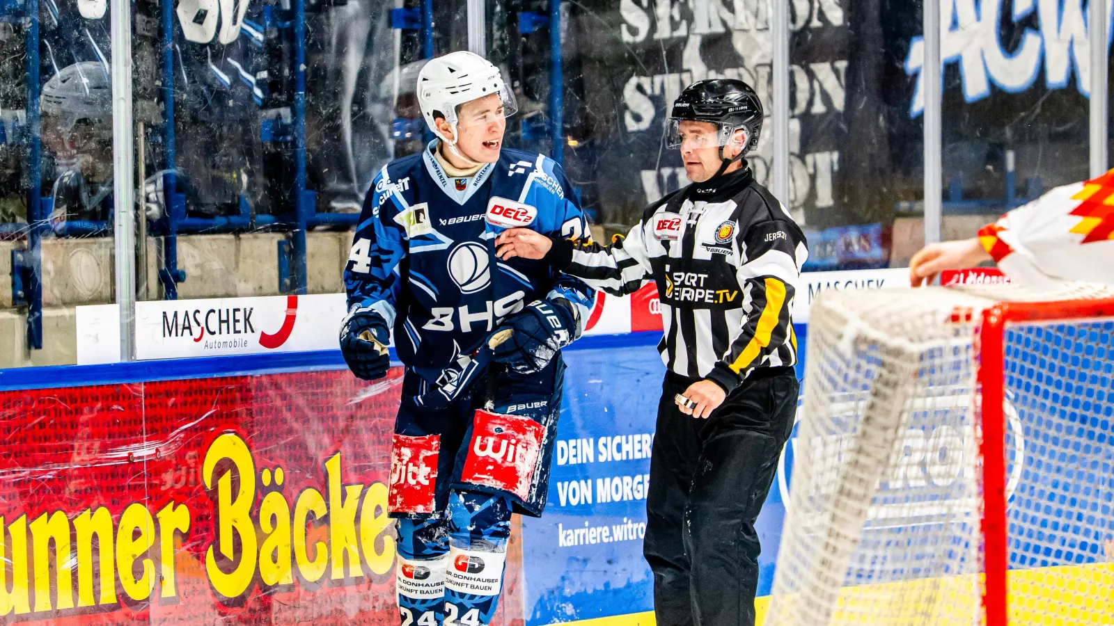 Hatte noch was loszuwerden: Paul Vinzenz nach dem Check von Rio Kaiser am Sonntagabend. Dieser wurde im Nachhinein nun für ein Spiel gesperrt.  (Bild: Elke Englmaier)