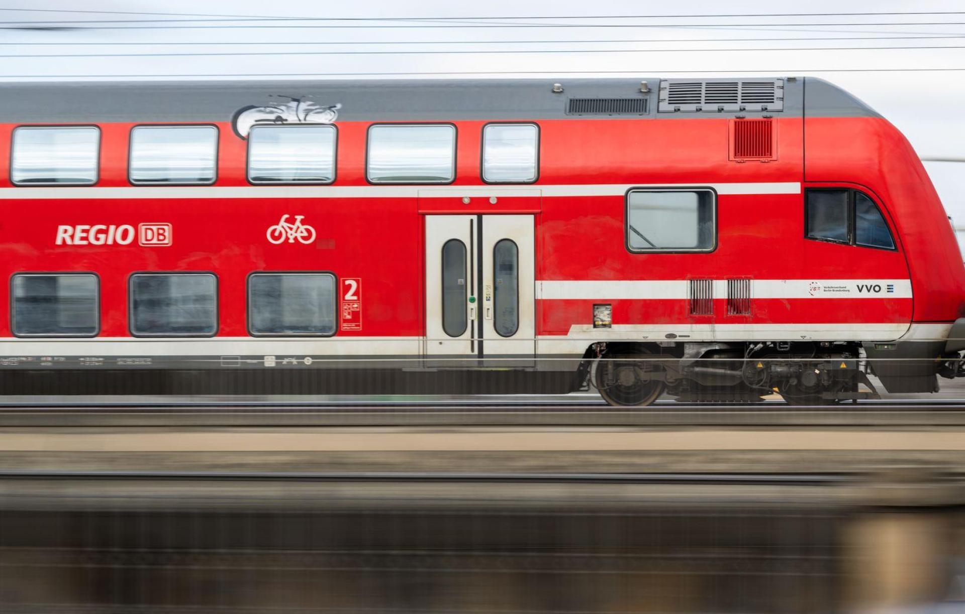 Bahnreisende, die Richtung Hof oder Regensburg beziehungsweise München fahren wollen, müssen am Montag Geduld haben. Mehrere Züge der Linie RE 2 fallen aus. (Symbolbild: Robert Michael/dpa)