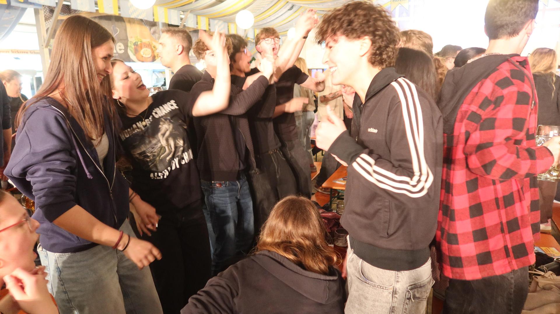 Partylaune im Frühlingsfest-Zelt in Weiden.  (Bild: Kunz)