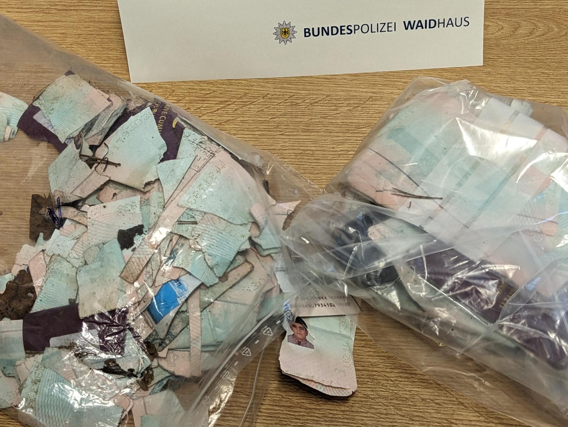 Diese Fragmente von türkischen Reisepässen fanden Beamte der Bundespolizei am Dienstagabend am Parkplatz Lerautal an der B 22 bei Leuchtenberg. Gesucht werden Zeugen, die Angaben zu einer mutmaßlichen Schleusung machen können. (Bild: Bundespolizei)