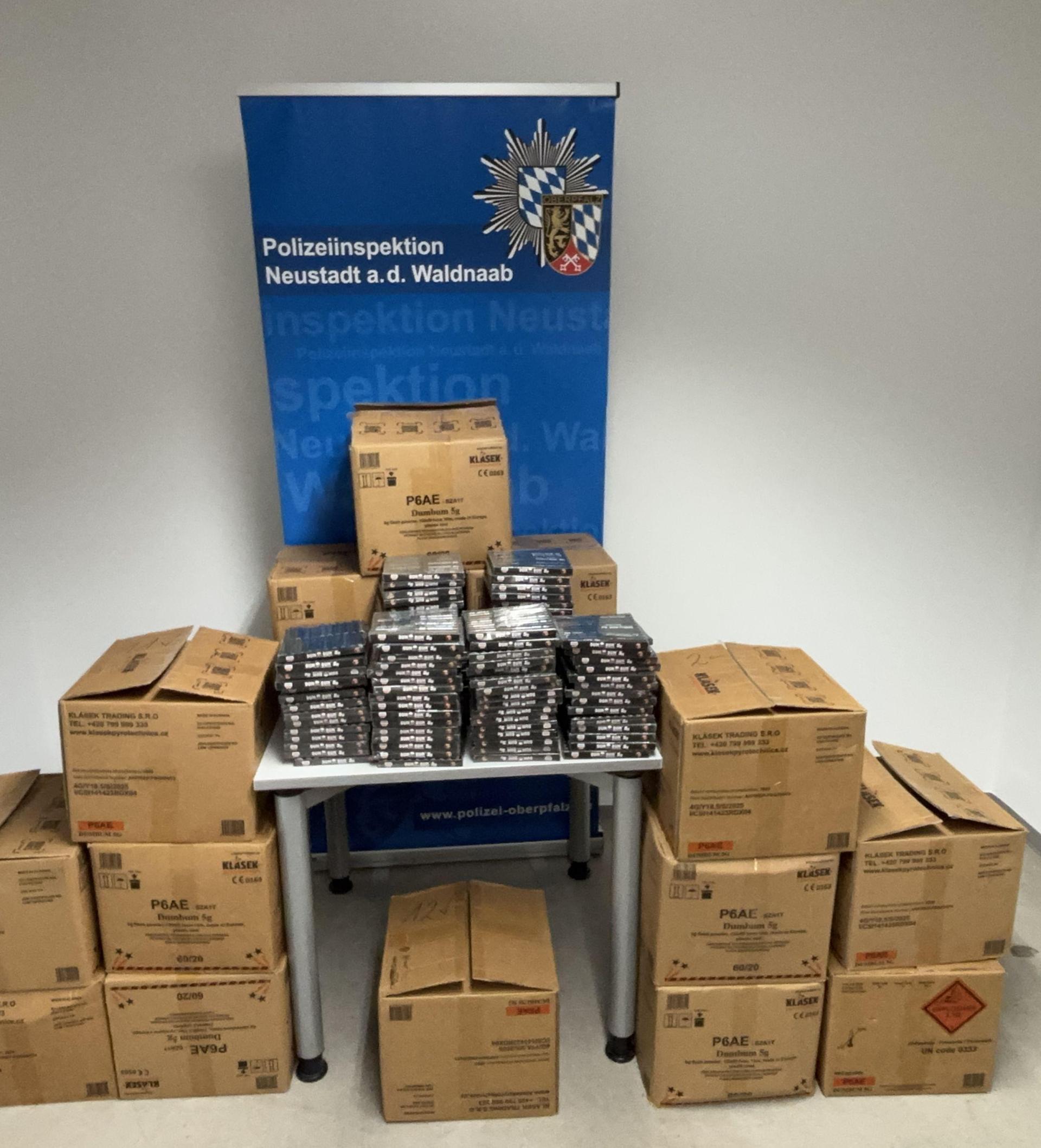 96 explosive Kilogramm: Diese Feuerwerkskörper haben zwei junge Männer wohl illegal in einem Mietauto von Tschechien nach Deutschland eingeführt. (Bild: PI Neustadt a.d. Waldnaab, Franz, PHK)